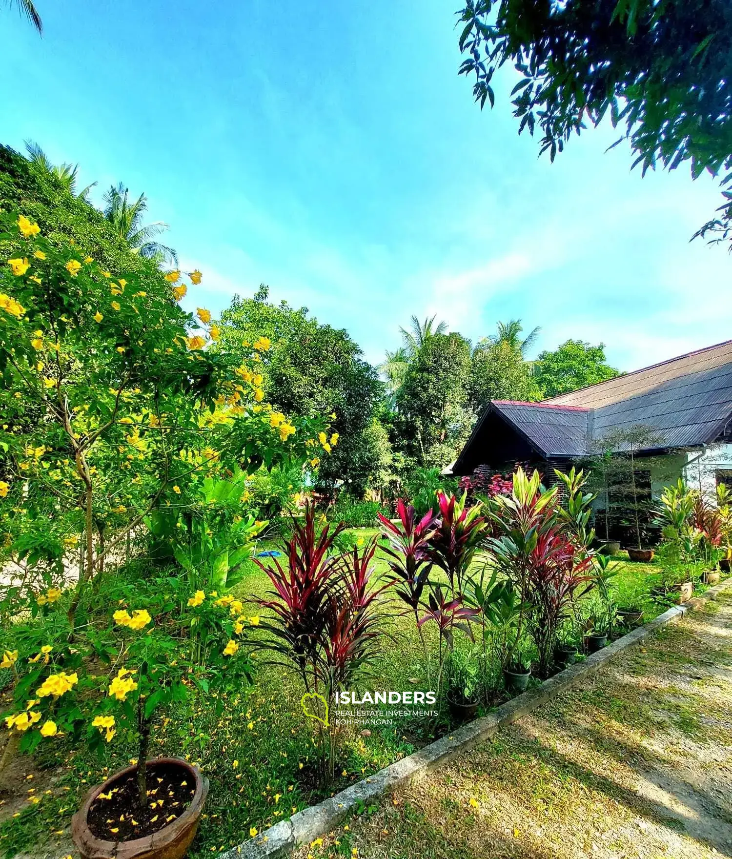 Tranquil House with Garden Area in Bantai for Sale 