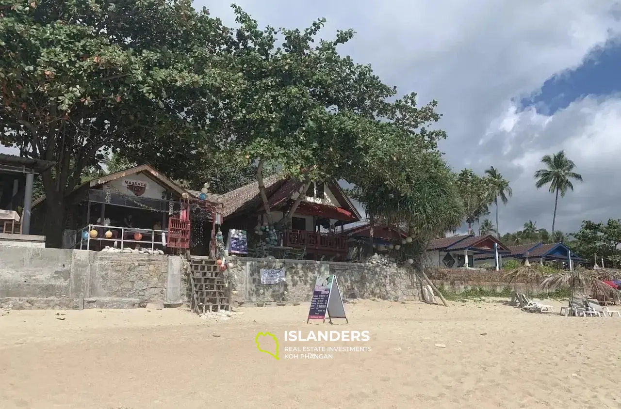 Terrain pieds dans l'eau de 20 pièces sur la plage de Lamai Koh Samui