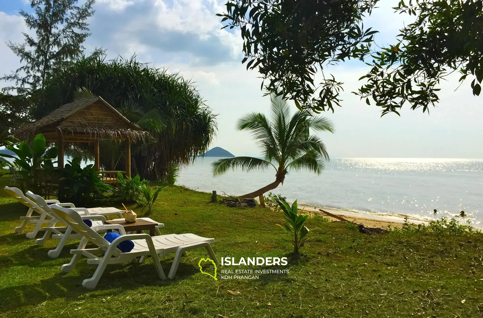 Beachfront Land Plot in Lipa Noi with1 House and 7 Bungalows