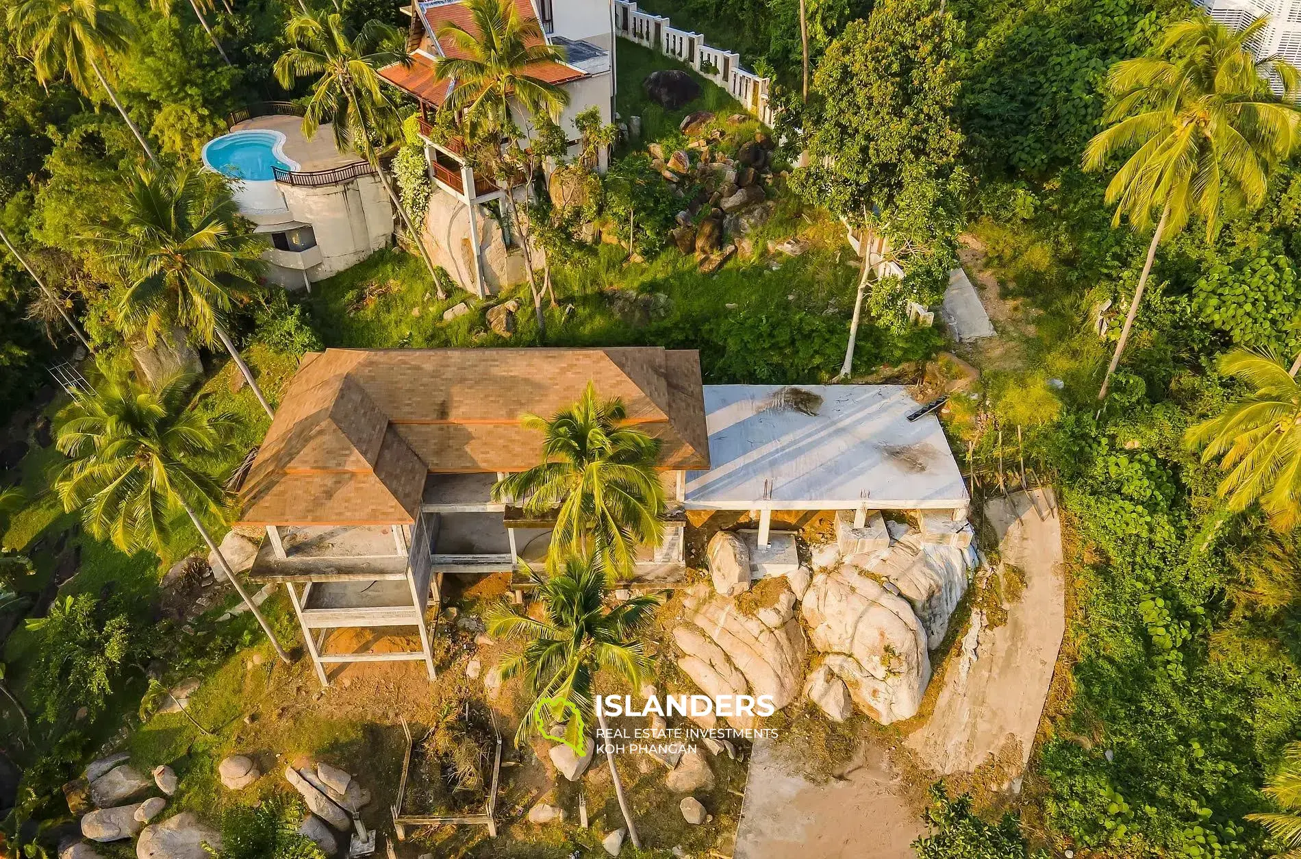 Beau terrain avec bâtiment près de la plage de Nathon à vendre