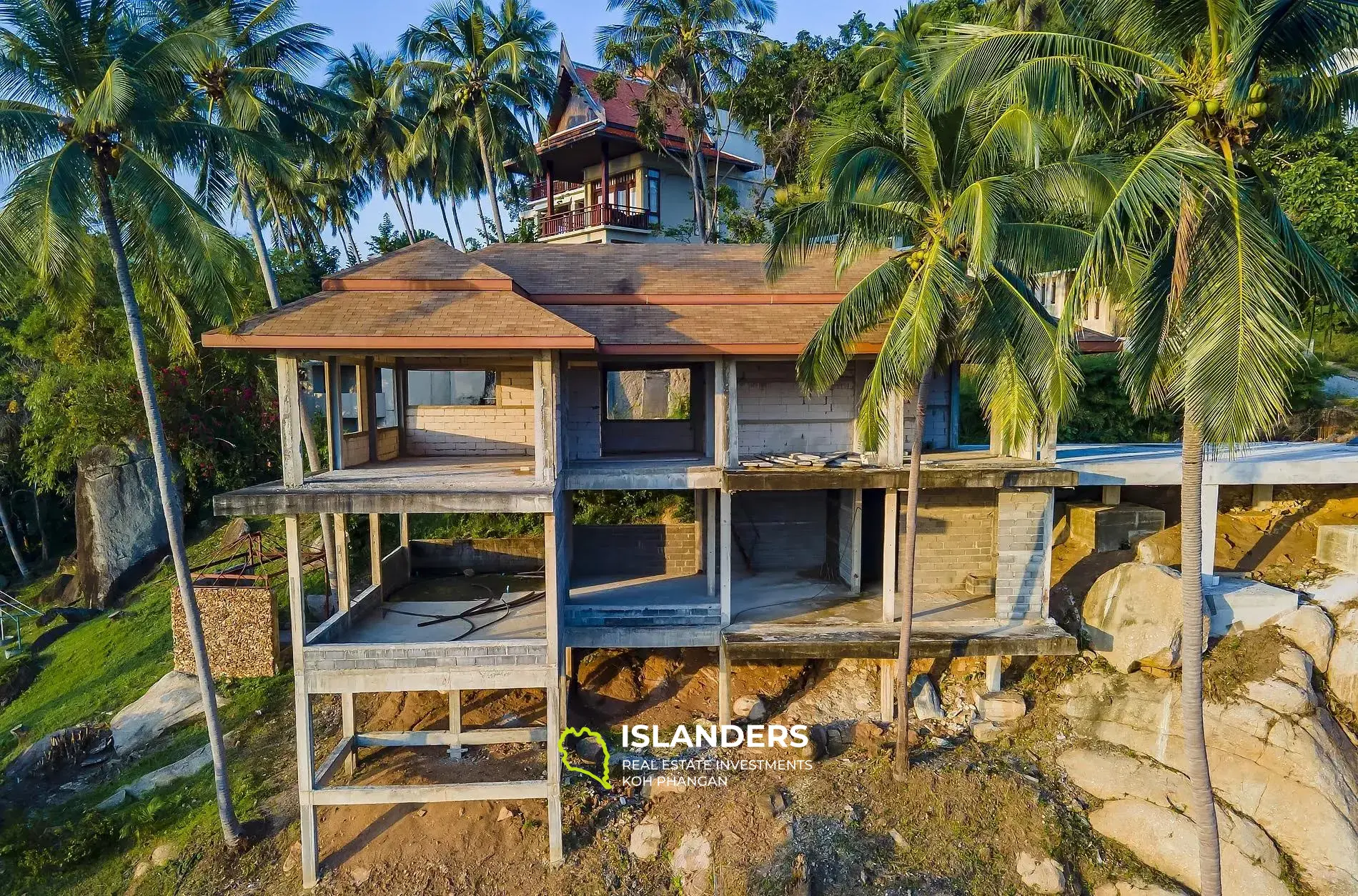 Beau terrain avec bâtiment près de la plage de Nathon à vendre