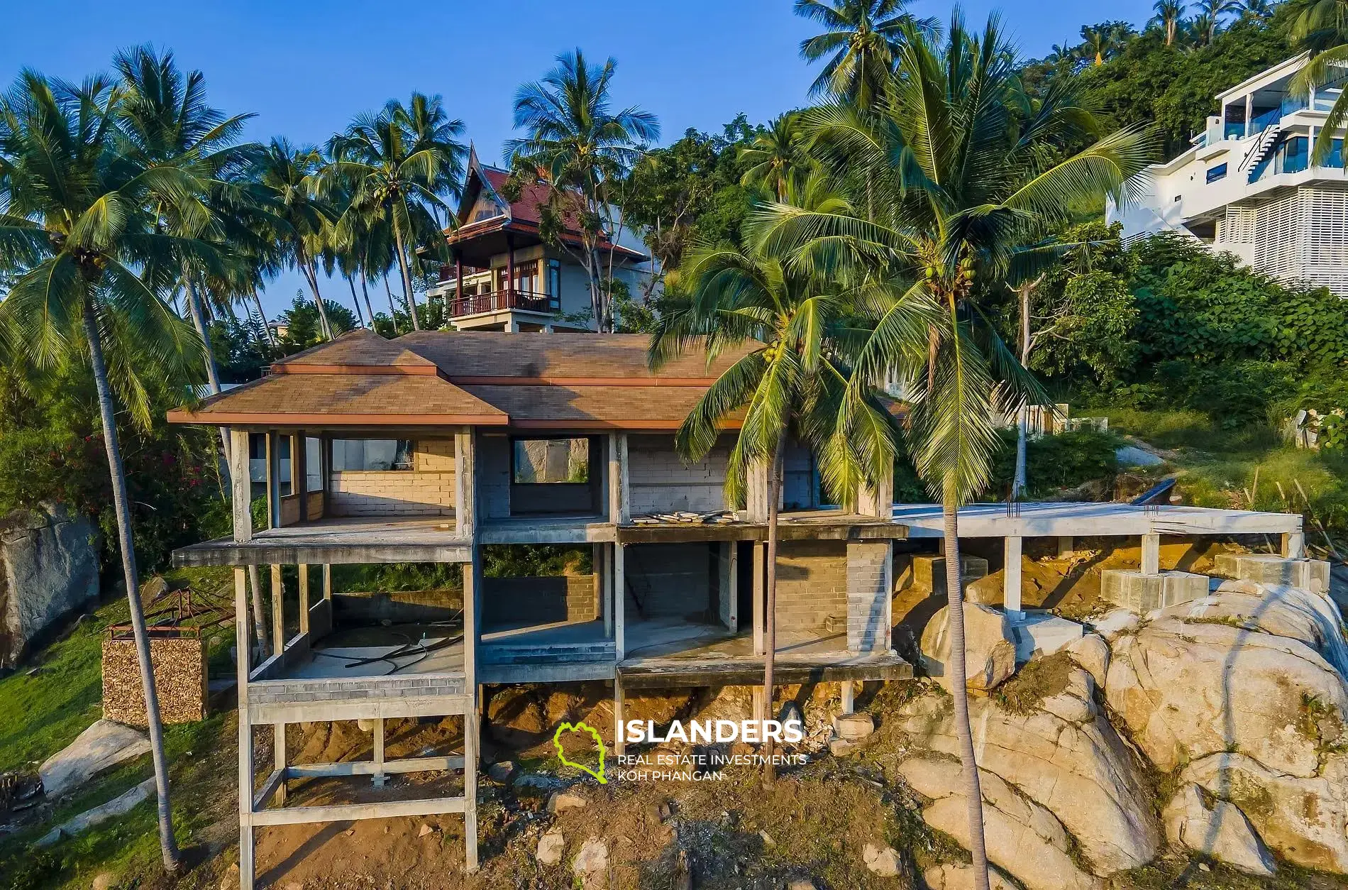 Beau terrain avec bâtiment près de la plage de Nathon à vendre