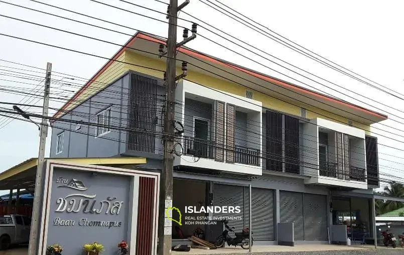 Stadthaus mit 2 Schlafzimmern zum Verkauf in Baan Chomnapus am Taling Ngam Beach