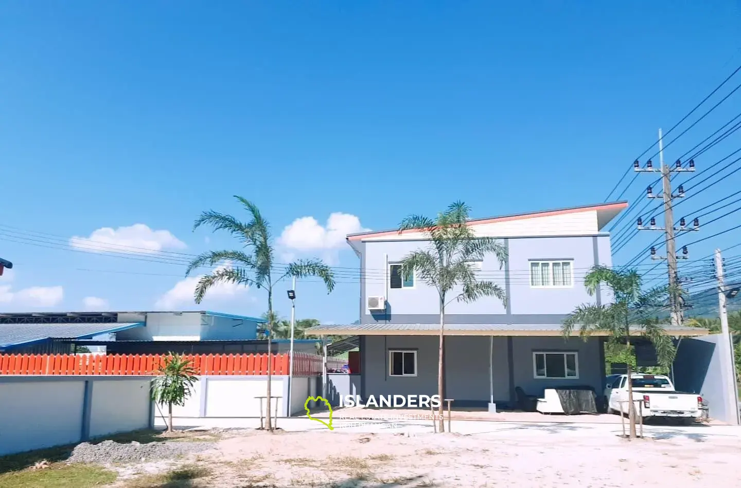 Stadthaus mit 2 Schlafzimmern zum Verkauf in Baan Chomnapus am Taling Ngam Beach