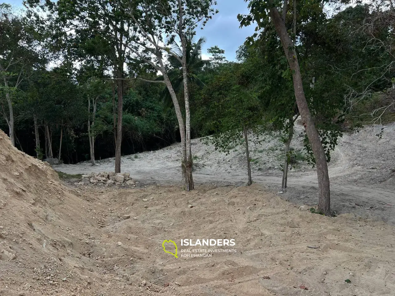 Terrain exclusif à Chaloklum, parcelle 3 : niché entre deux collines avec un large accès à la rivière de montagne