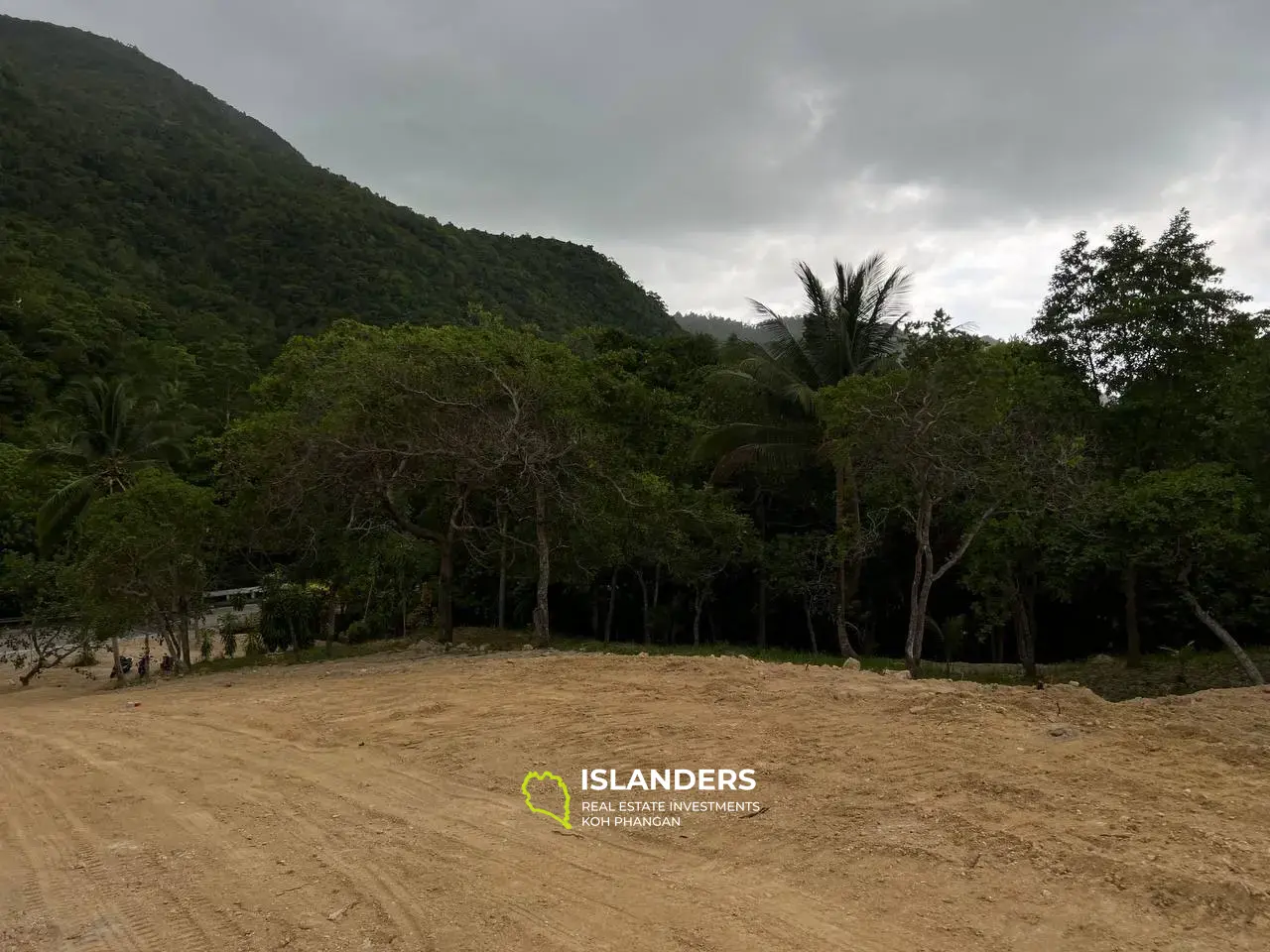 Terrain exclusif à Chaloklum, parcelle 3 : niché entre deux collines avec un large accès à la rivière de montagne