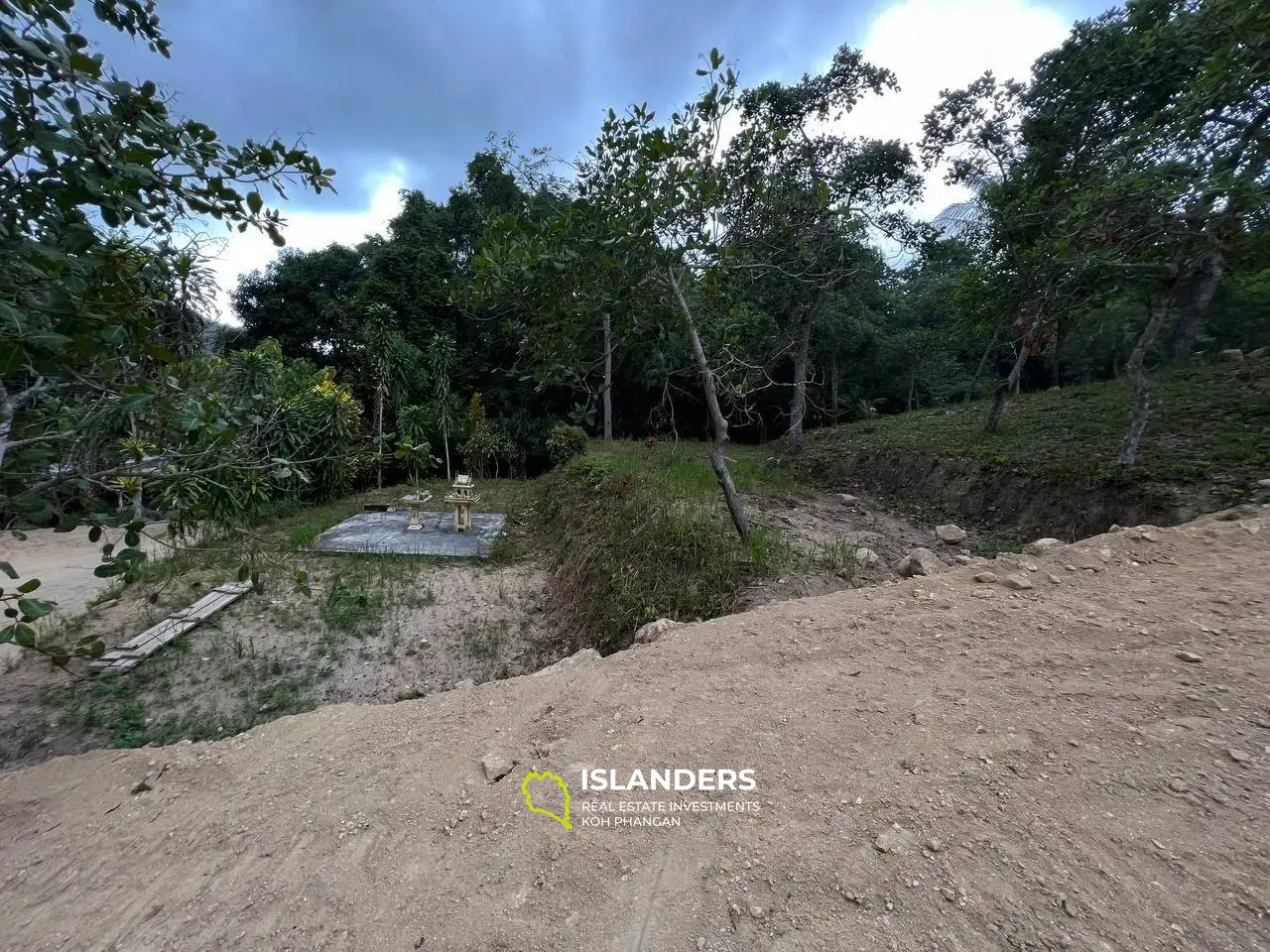 Terrain pittoresque à Chaloklum, parcelle 2 : vue sur les montagnes et accès privé à la rivière de montagne