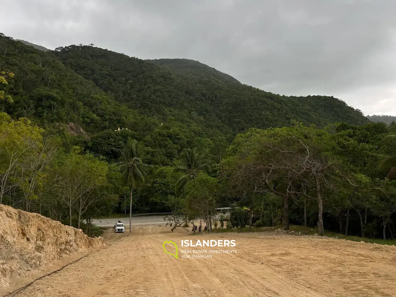 Parcelle de terrain à Chaloklum, parcelle 1 : bordée par la route principale et une large section de la rivière Mountain