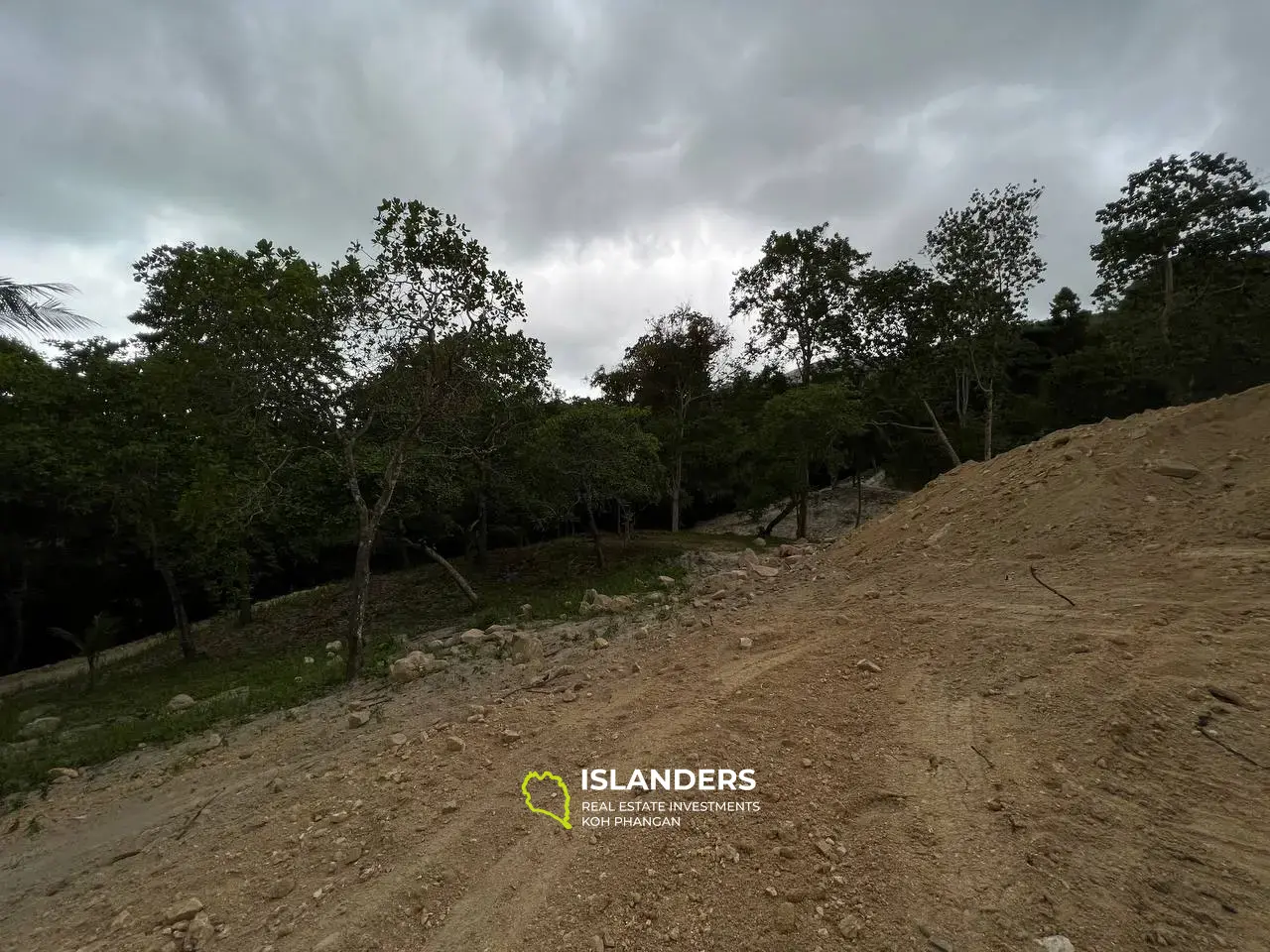 Grundstück in Chaloklum, Grundstück 1: Angrenzend an die Hauptstraße und einen breiten Abschnitt des Mountain River