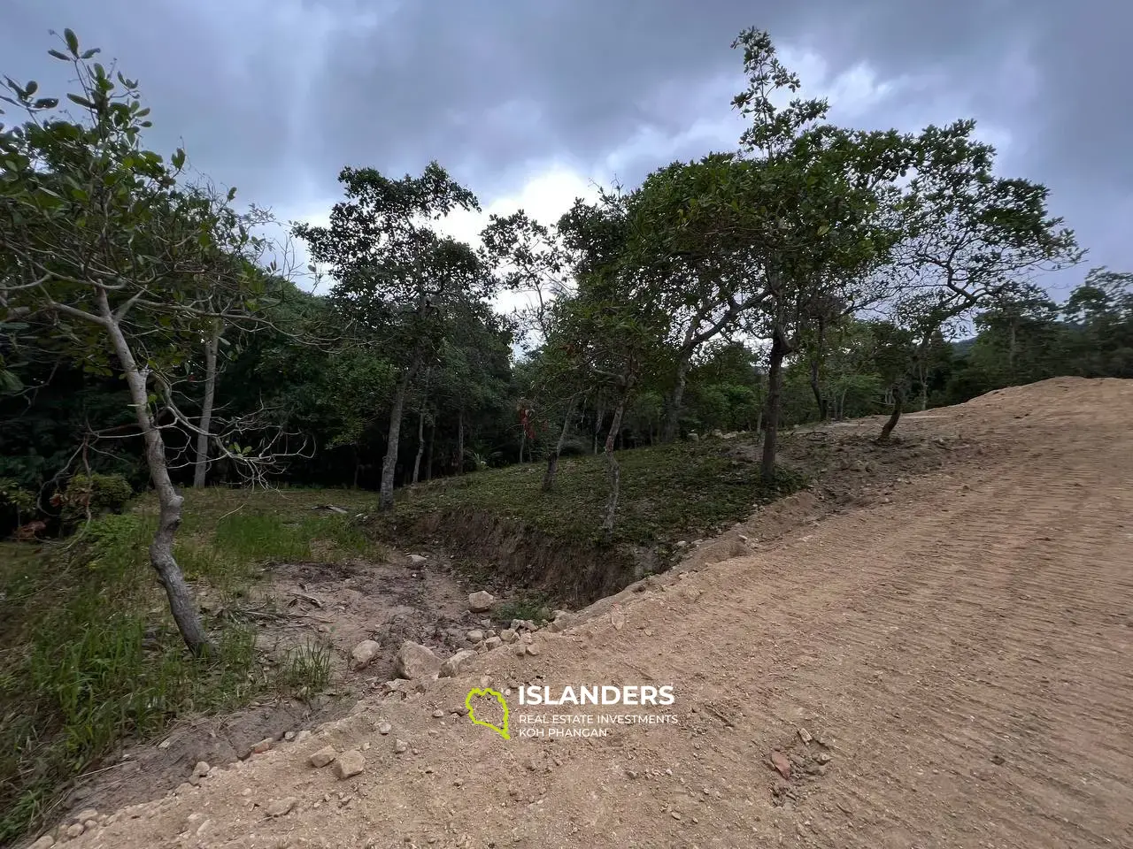 Grundstück in Chaloklum, Grundstück 1: Angrenzend an die Hauptstraße und einen breiten Abschnitt des Mountain River