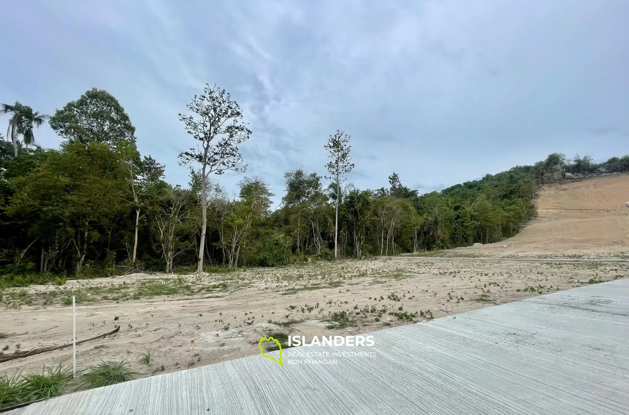 1.010 m² großes, flaches Grundstück mit tropischer Aussicht in Mae Nam