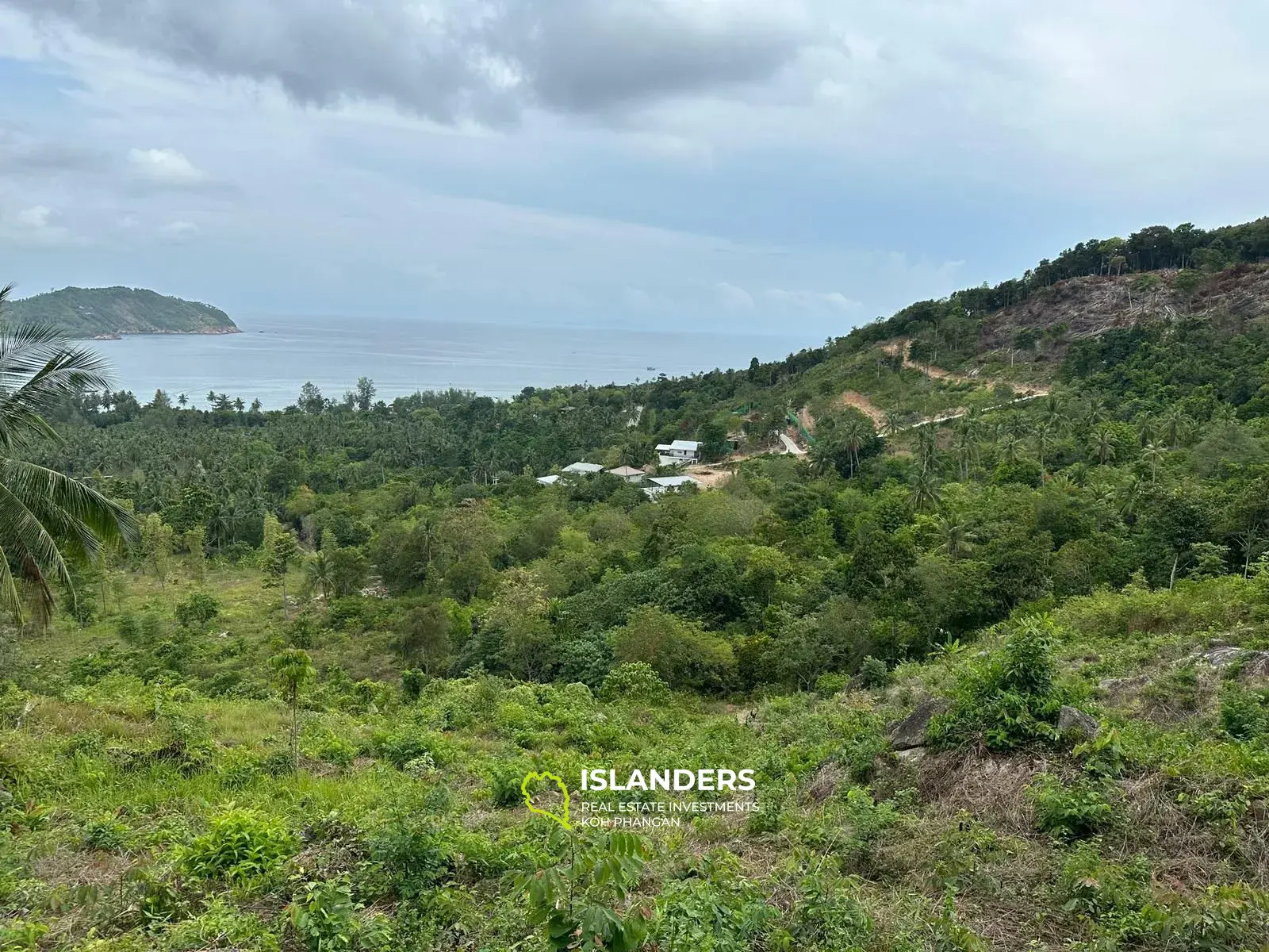 Terrain au sommet d'une colline de Chaloklum avec une vue imprenable sur la mer