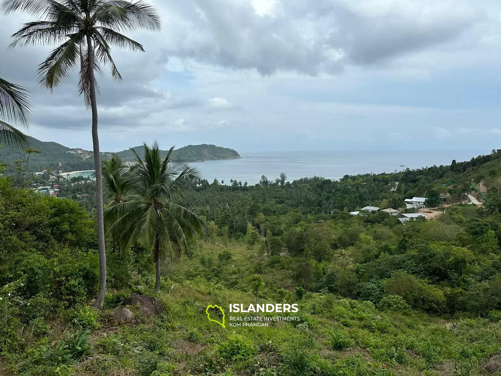 Terrain au sommet d'une colline de Chaloklum avec une vue imprenable sur la mer