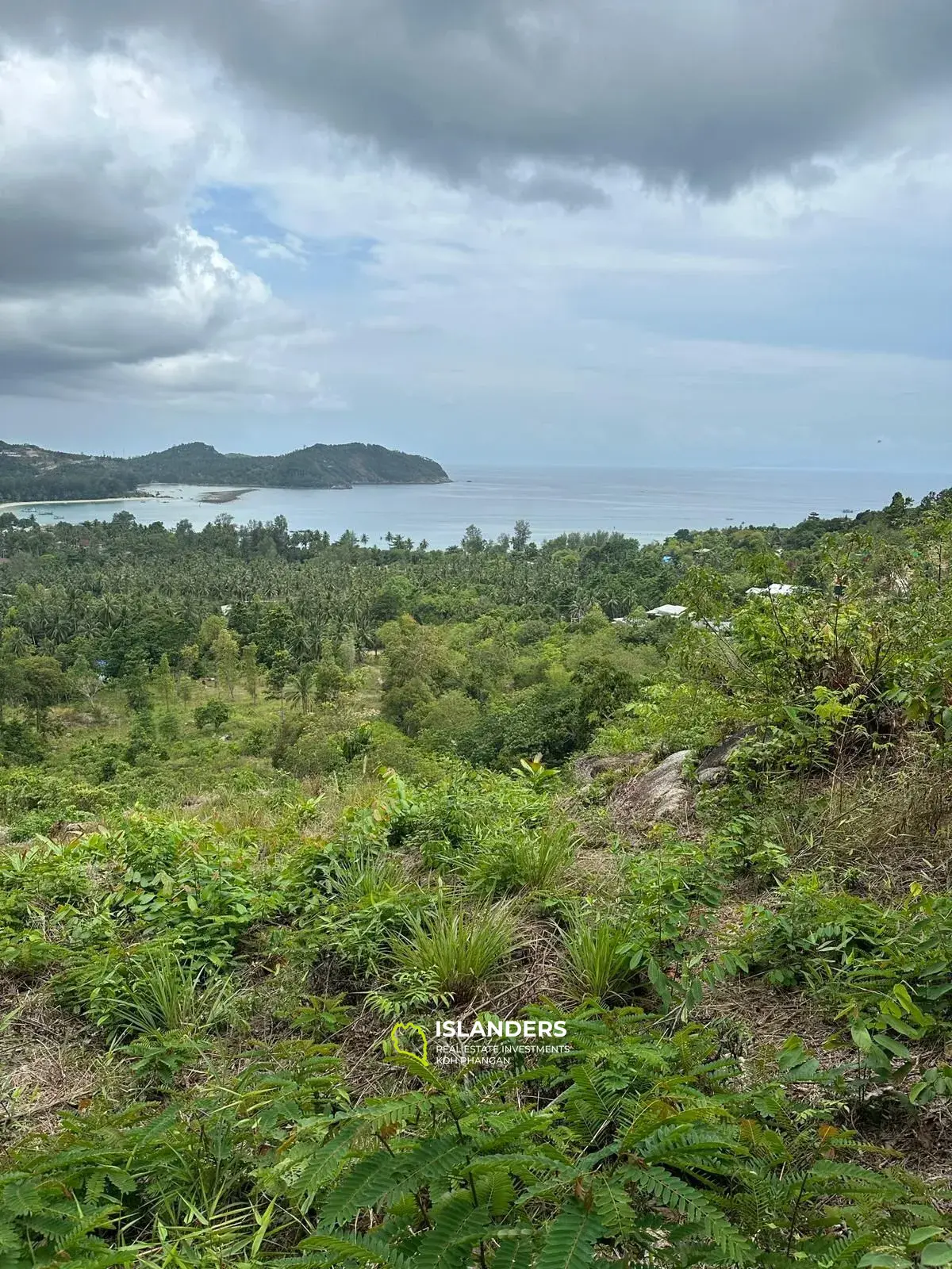 Terrain au sommet d'une colline de Chaloklum avec une vue imprenable sur la mer