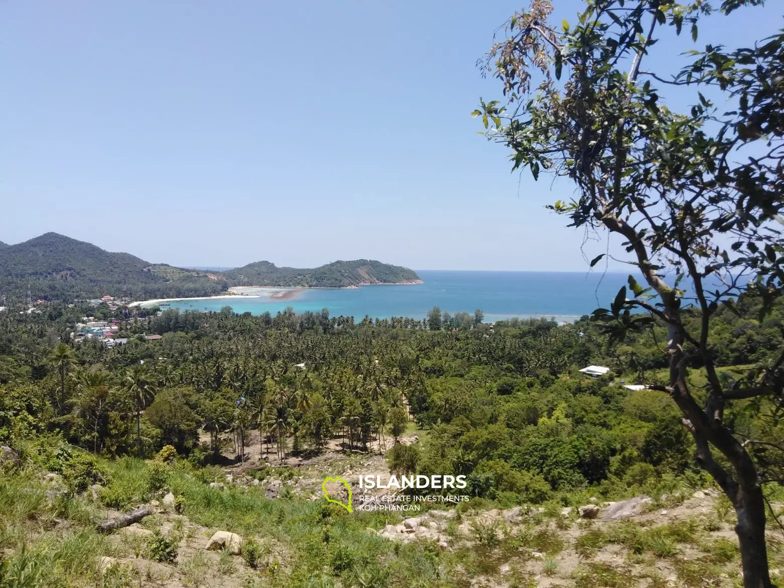 Terrain au sommet d'une colline de Chaloklum avec une vue imprenable sur la mer