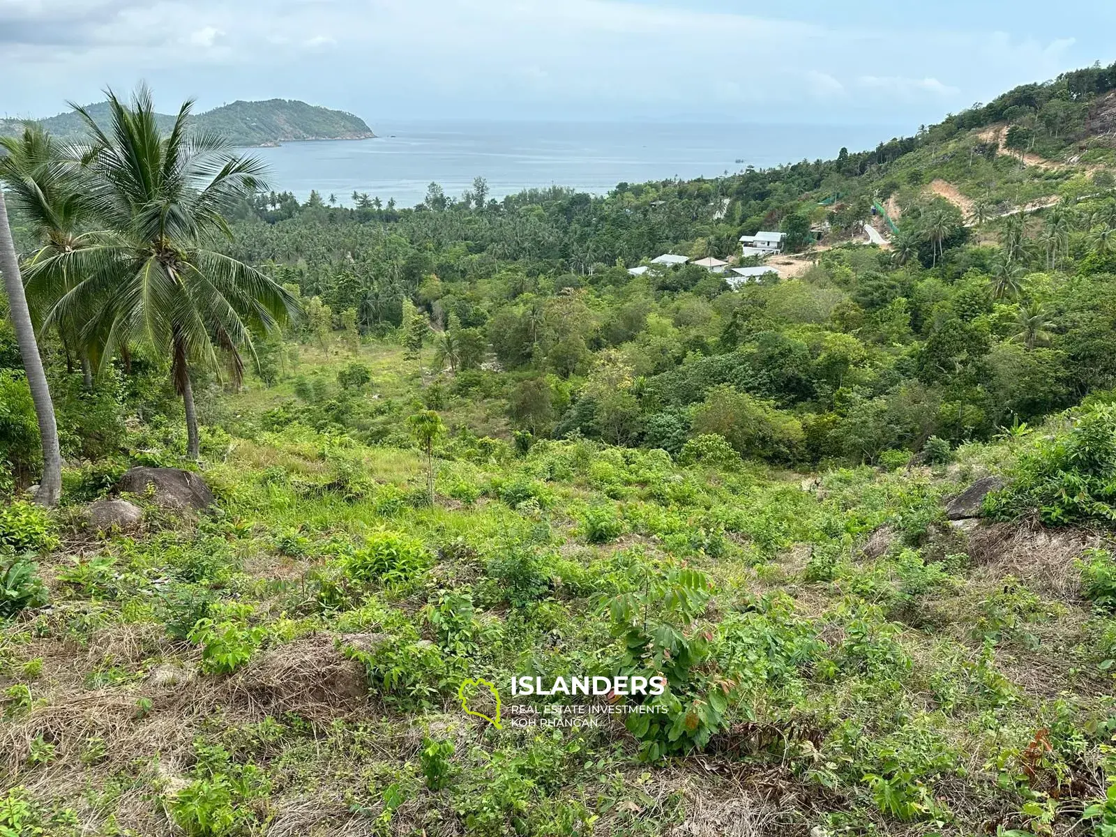 Terrain au sommet d'une colline de Chaloklum avec une vue imprenable sur la mer