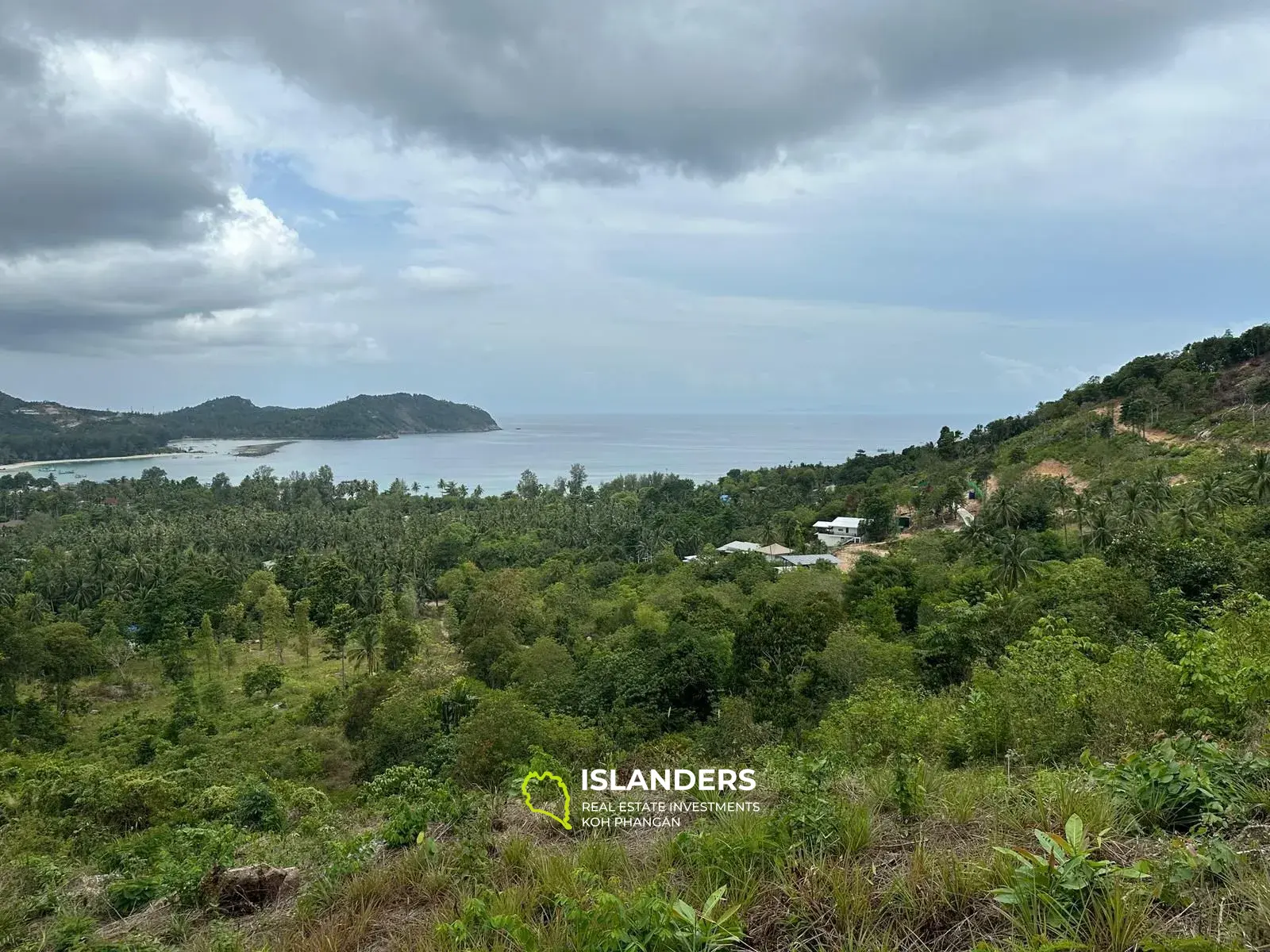 Terrain au sommet d'une colline de Chaloklum avec une vue imprenable sur la mer