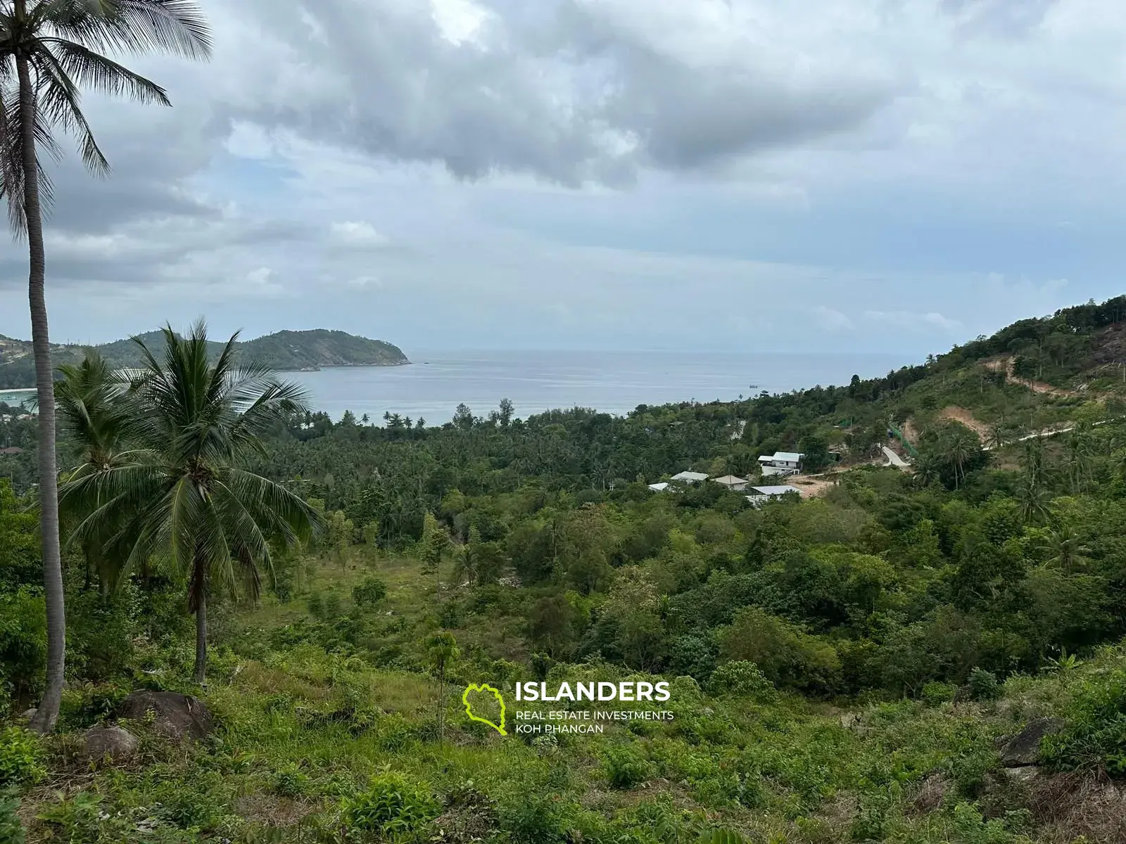 Terrain au sommet d'une colline de Chaloklum avec une vue imprenable sur la mer