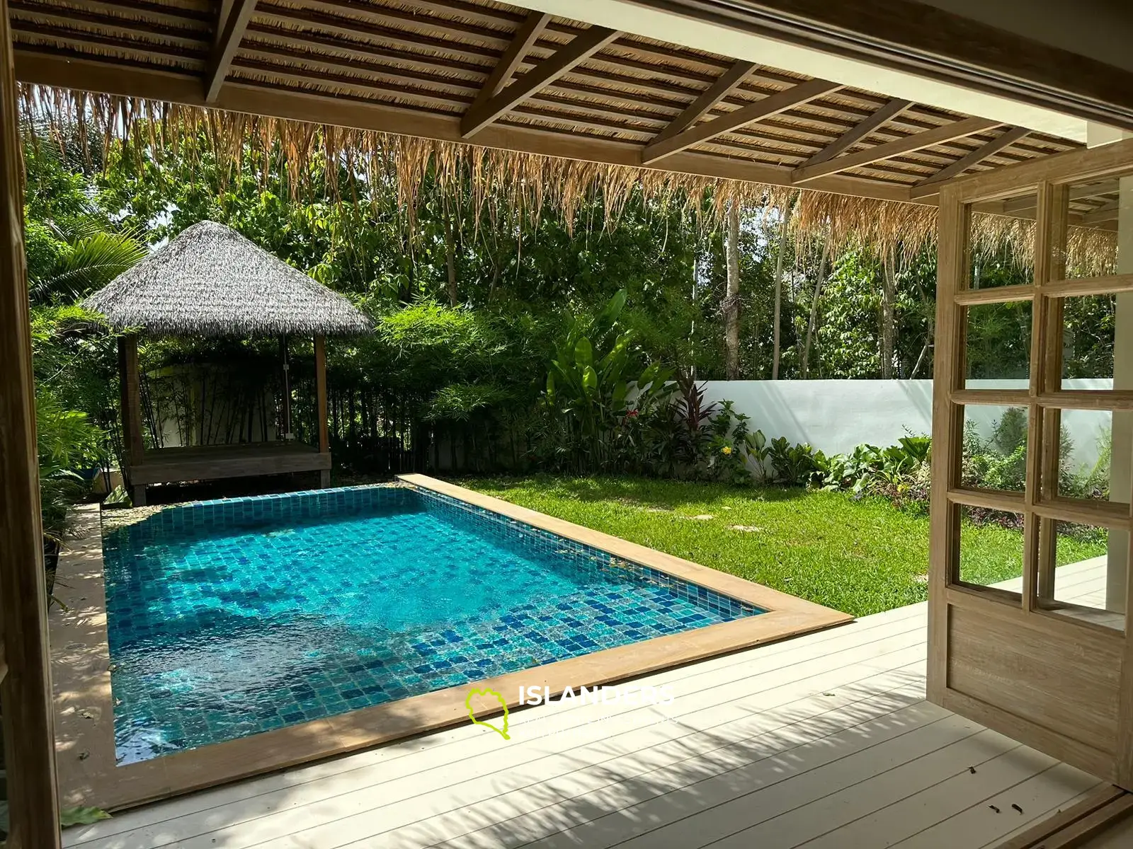 Modern 3-bedroom pool villa. Madua Wan area.