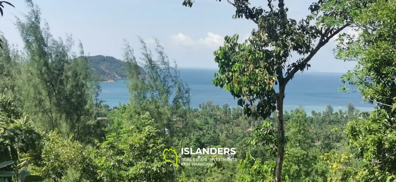 Terrain isolé avec vue sur la mer et la montagne dans la baie de Chaloklum