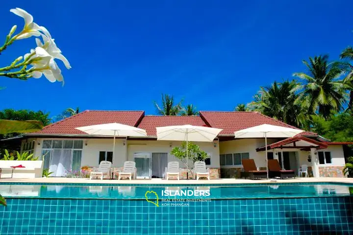 5 bedroom villa with swimming pool, located only 100m from the beach! Hinkong Beach area.