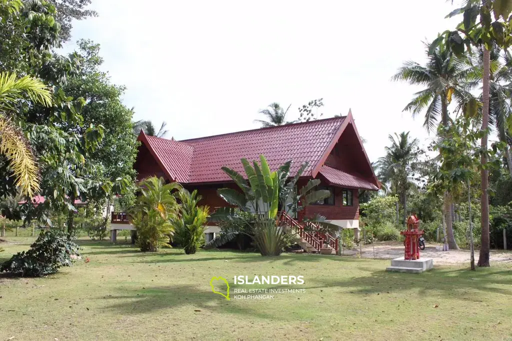 Деревянный тайский дом с 3 спальнями и бассейном. Район Мадуаван.
