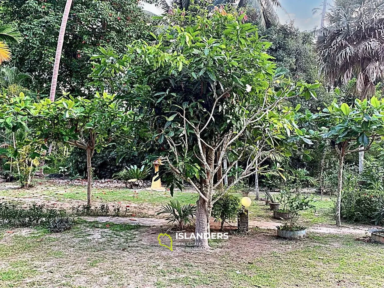 Nature's Haven: Großzügige Residenz mit Pool, einem mittelgroßen Haus und zwei gemütlichen Hütten inmitten der Naturlandschaft