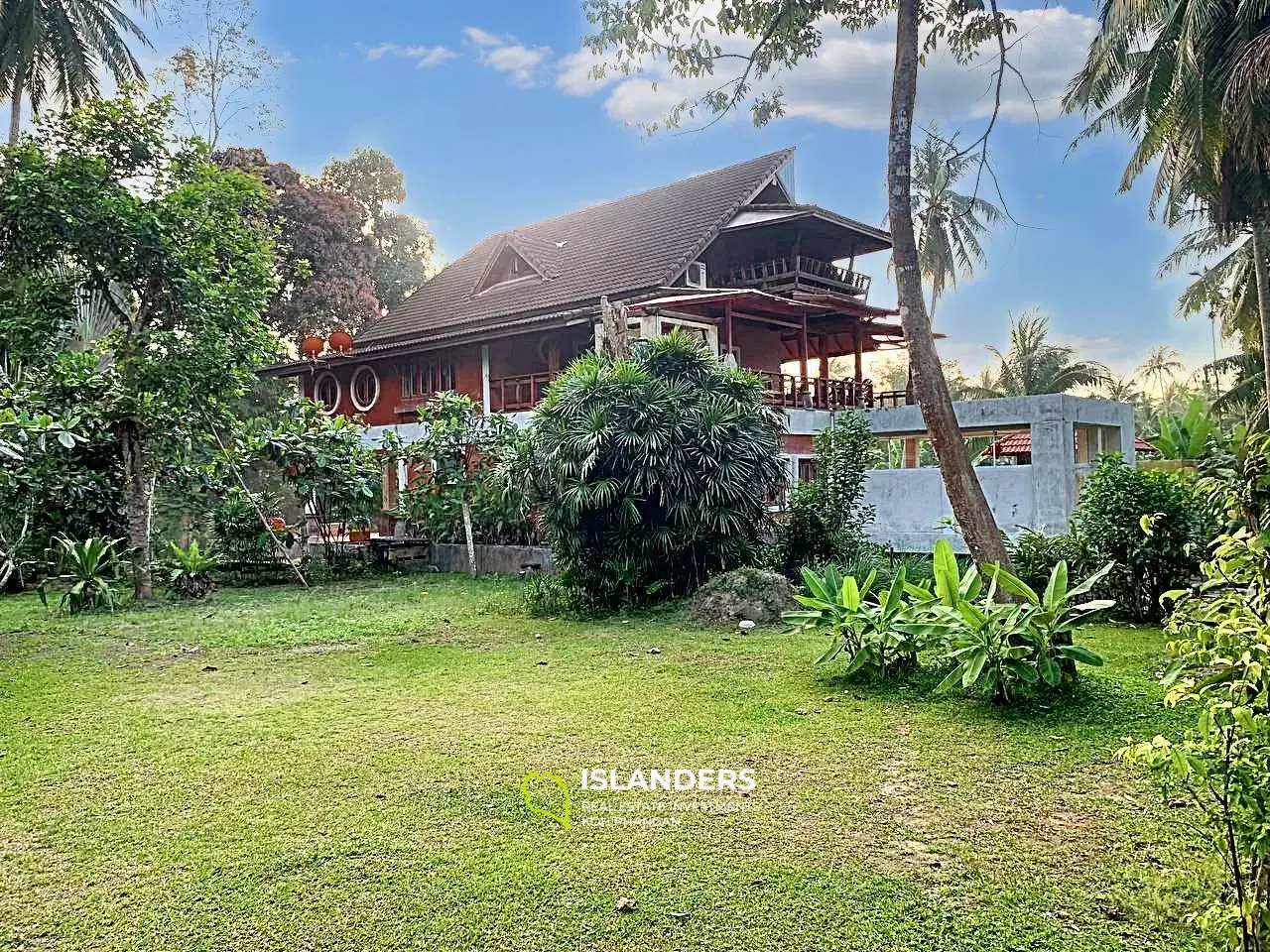 Nature's Haven: Lavish Residence Featuring a Pool, One Medium-Sized House, and Two Cozy Cabins Nestled Amidst the Natural Landscape