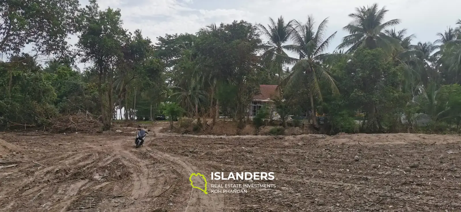 Flat land only 250m away from the beach - 9 plots