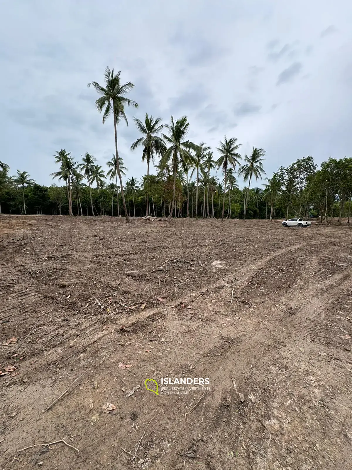 Flat land only 250m away from the beach - 9 plots