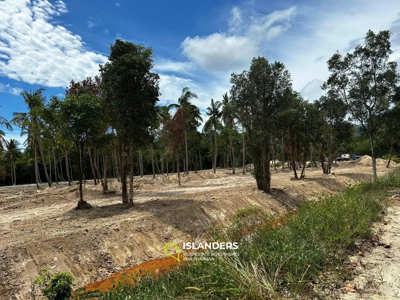 Flat land only 250m away from the beach - 9 plots