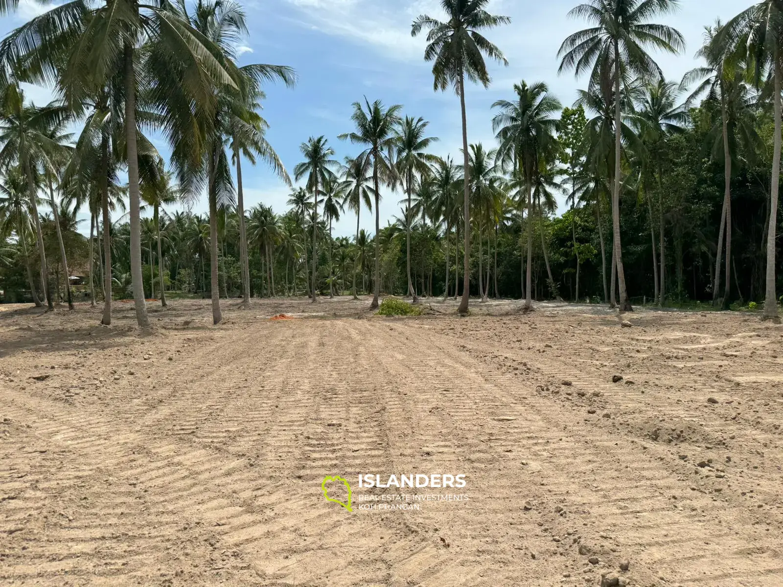 Flat land only 250m away from the beach - 9 plots