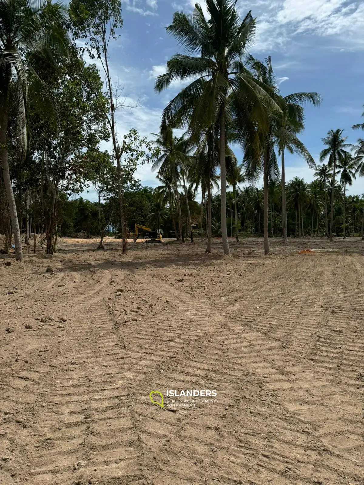 Flat land only 250m away from the beach - 9 plots