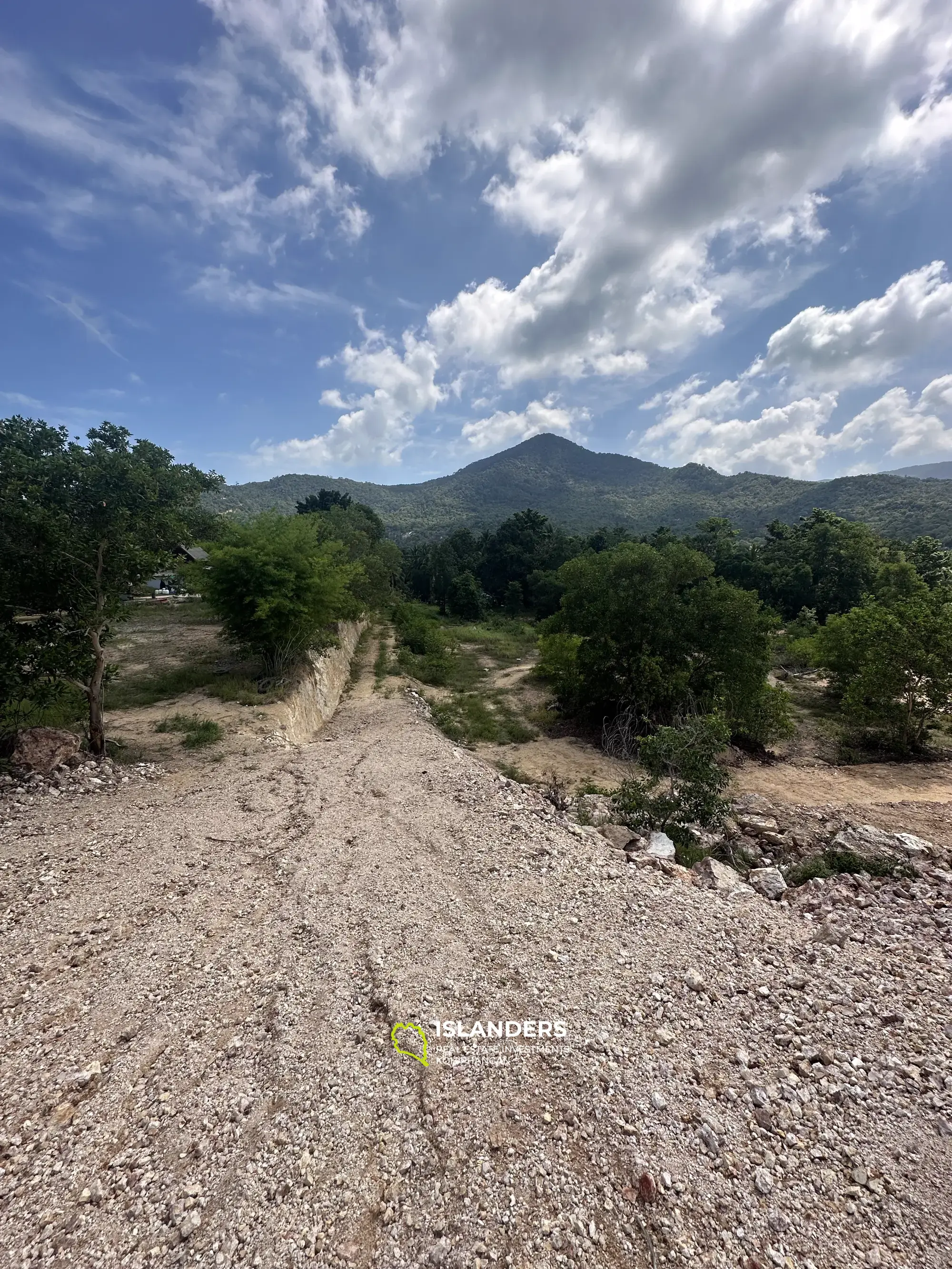 Terrain plat avec vue imprenable sur les montagnes sur Chalock Ban Kao