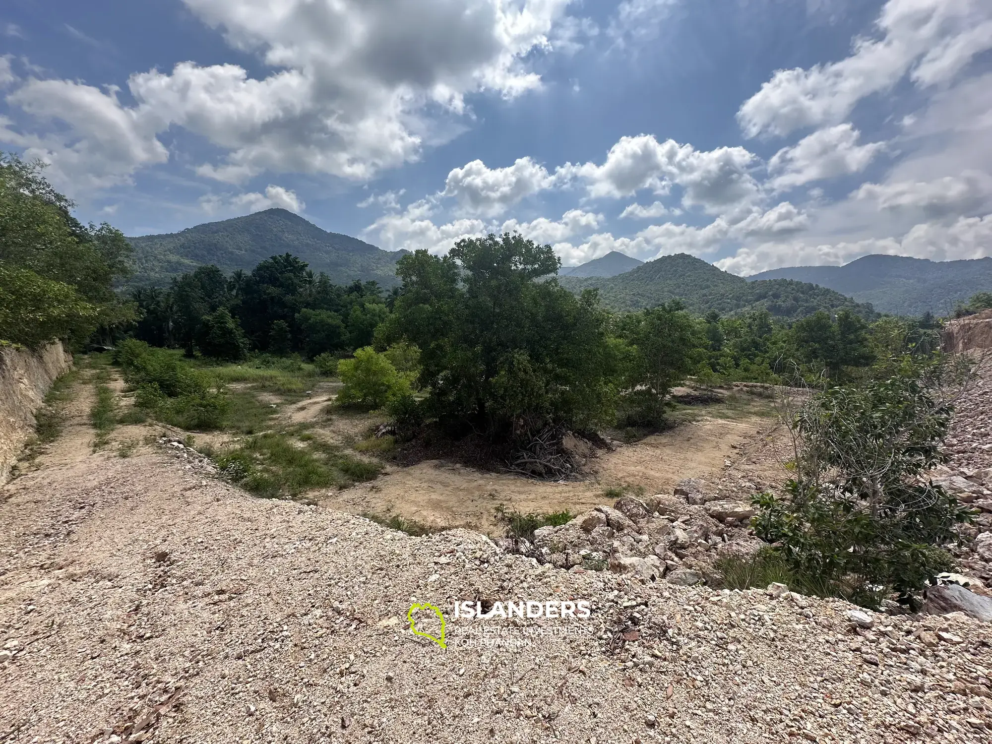 Terrain plat avec vue imprenable sur les montagnes sur Chalock Ban Kao