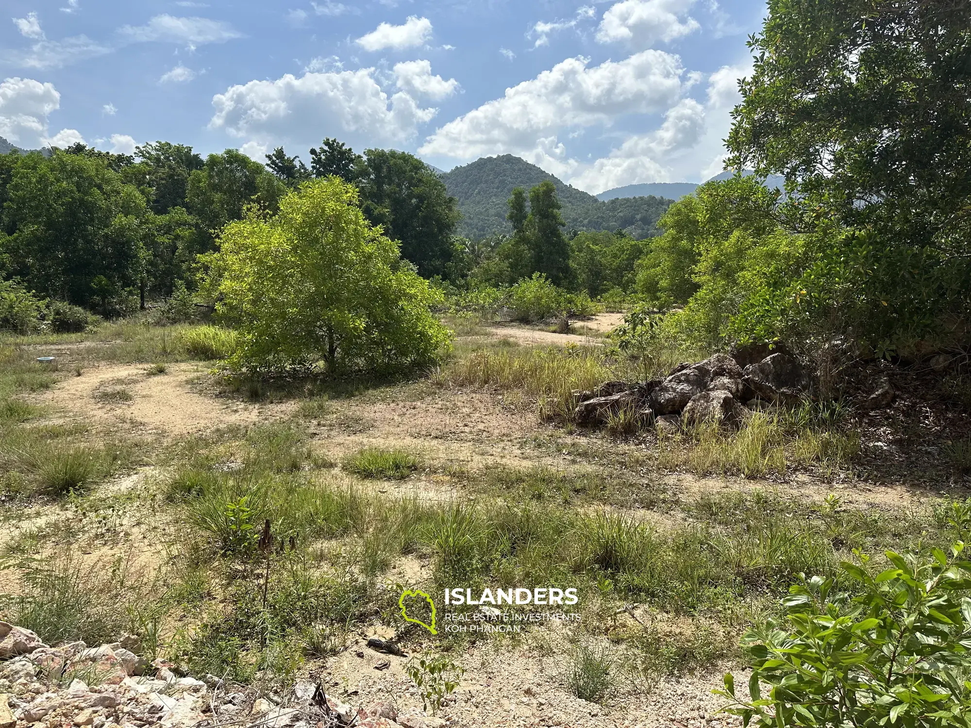 Terrain plat avec vue imprenable sur les montagnes sur Chalock Ban Kao