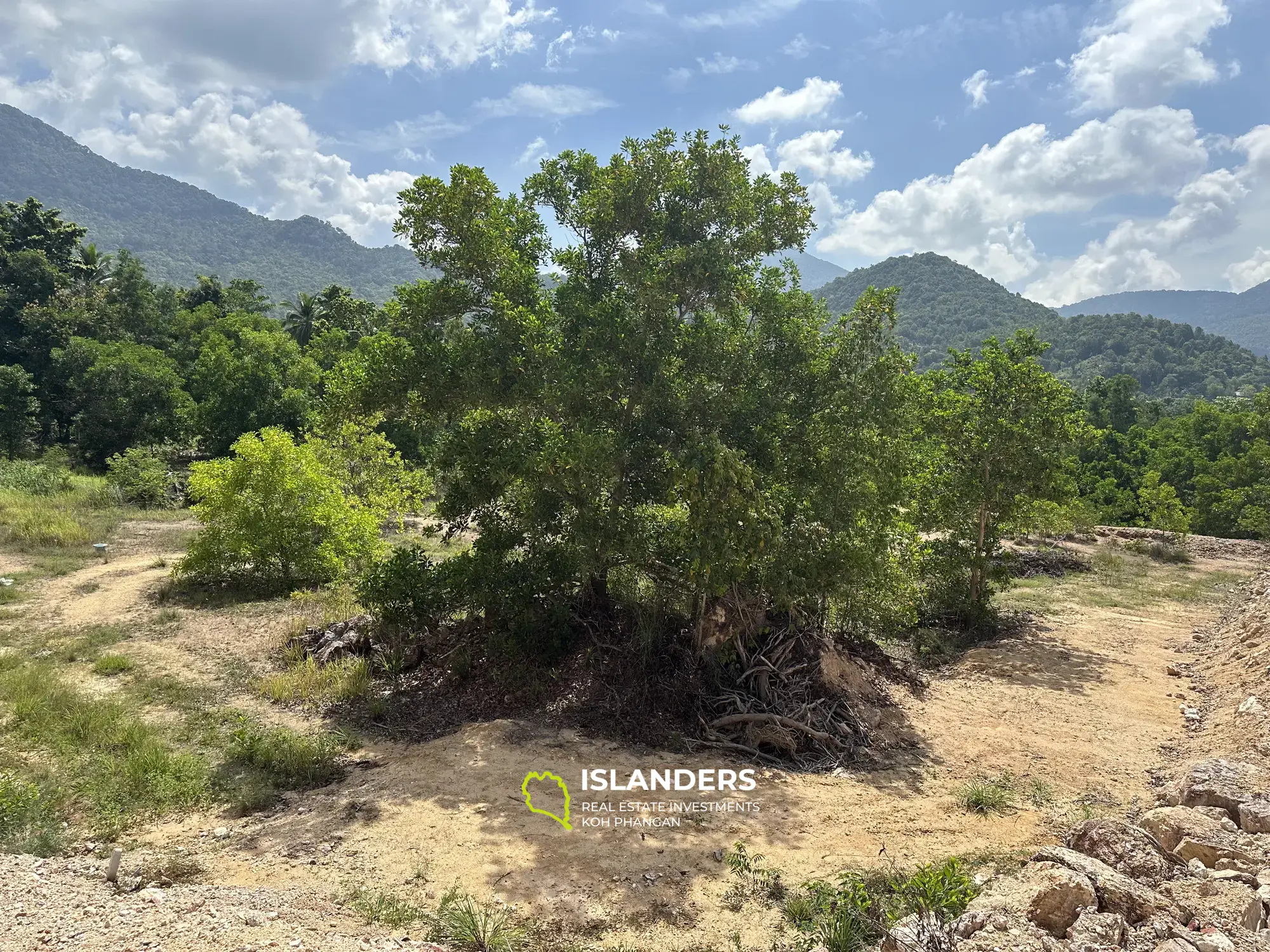 Terrain plat avec vue imprenable sur les montagnes sur Chalock Ban Kao