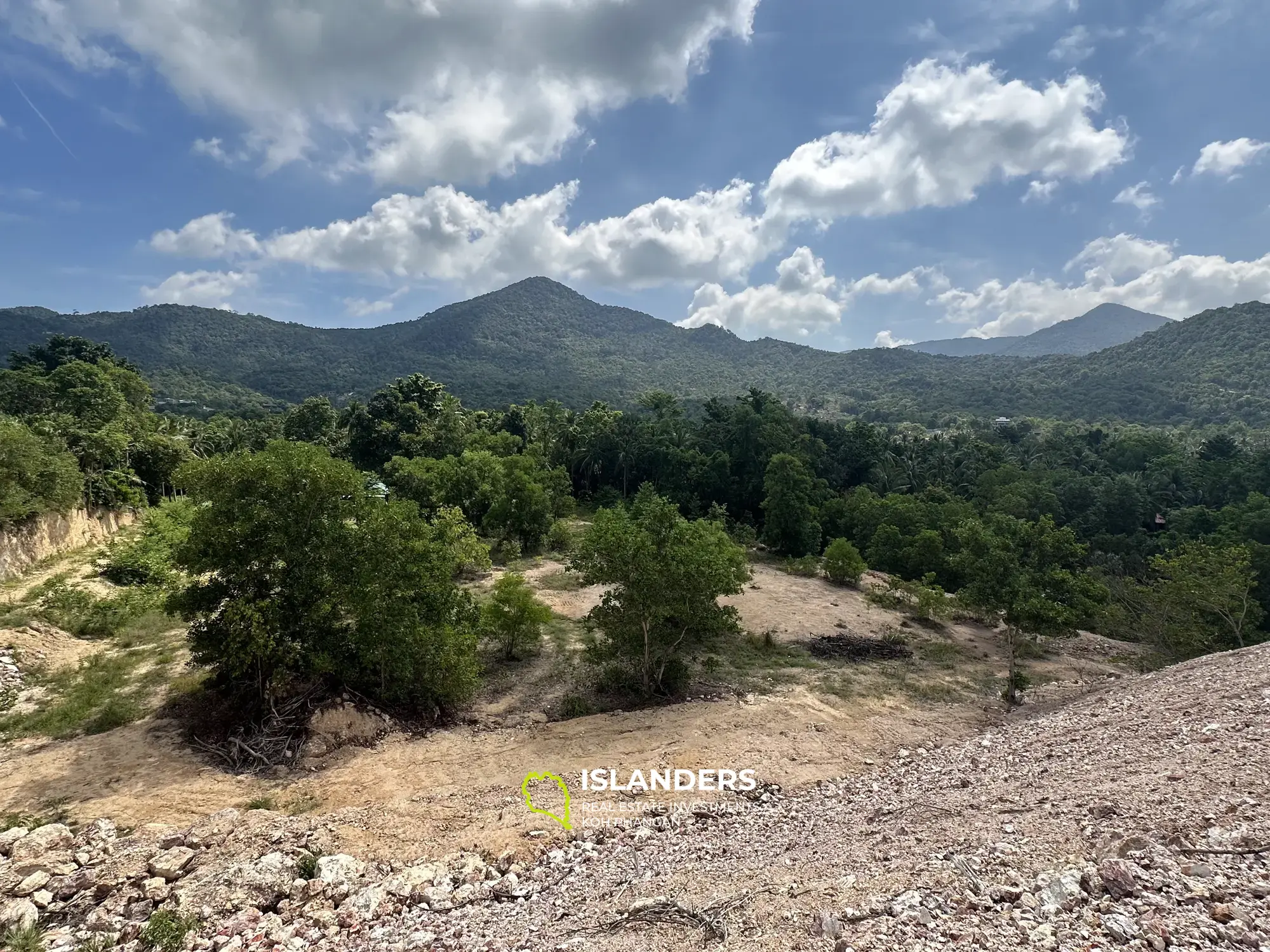 Flaches Land mit herrlichem Bergblick auf Chalock Ban Kao