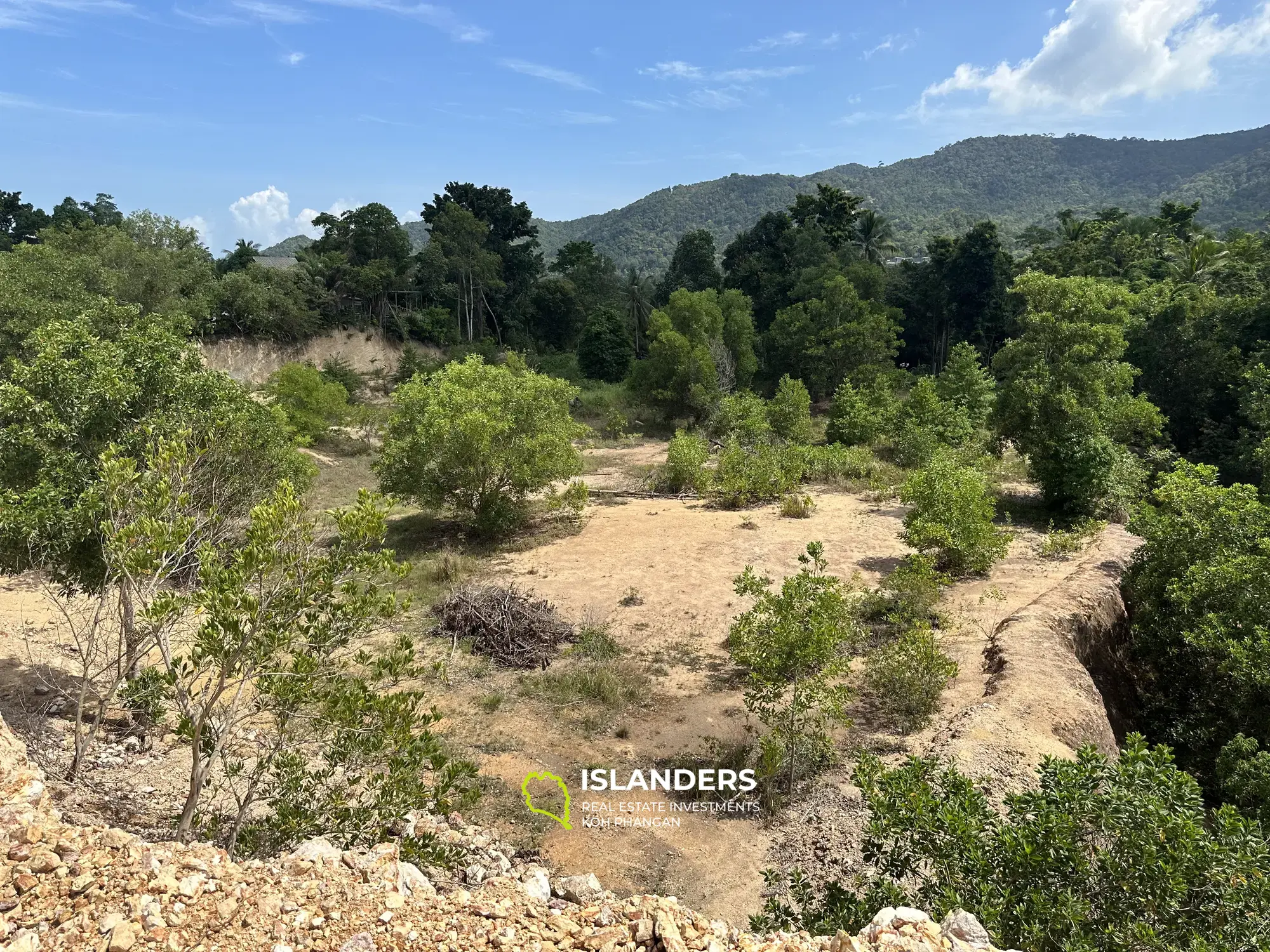 Flaches Land mit herrlichem Bergblick auf Chalock Ban Kao