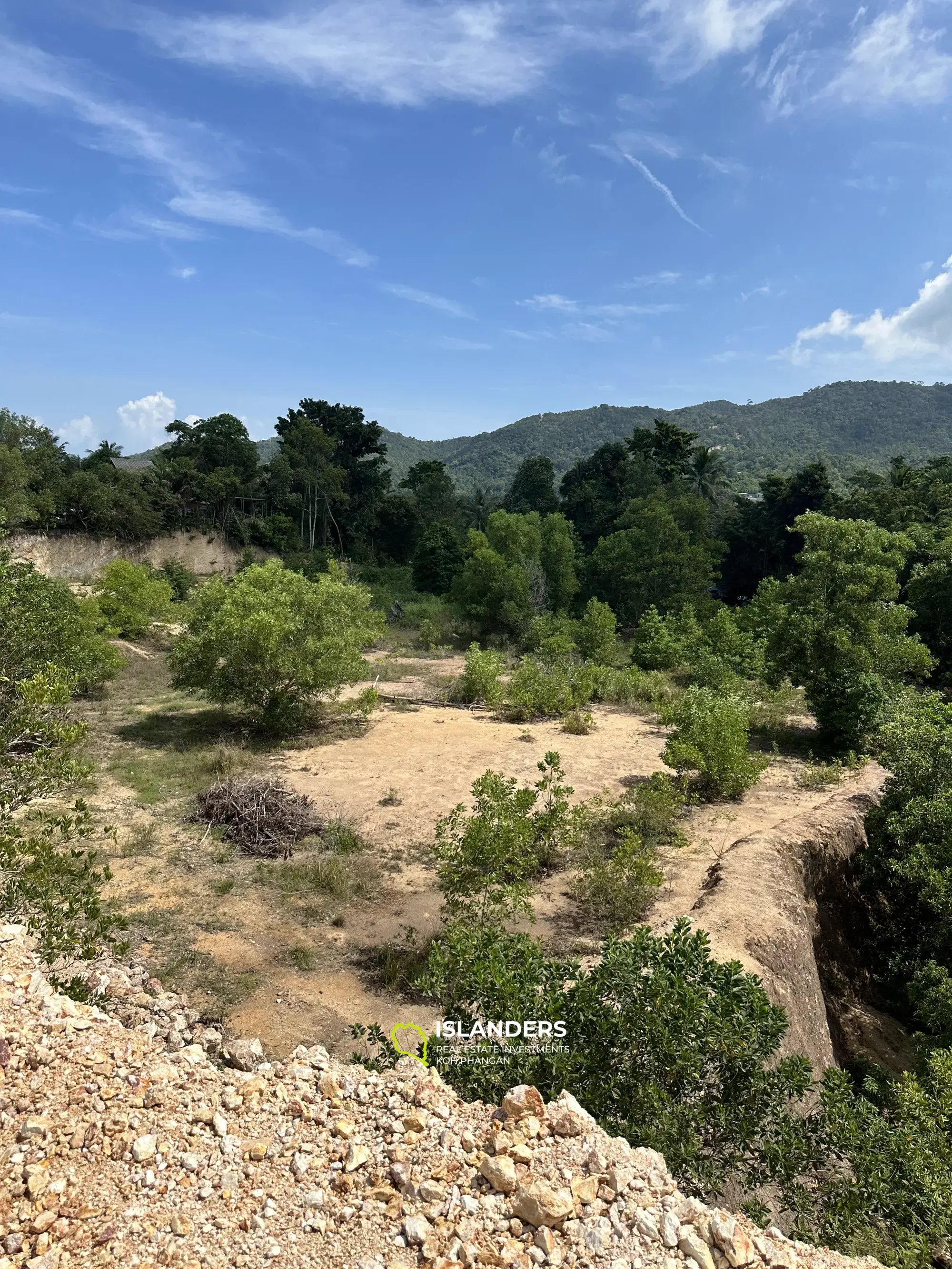 Flaches Land mit herrlichem Bergblick auf Chalock Ban Kao