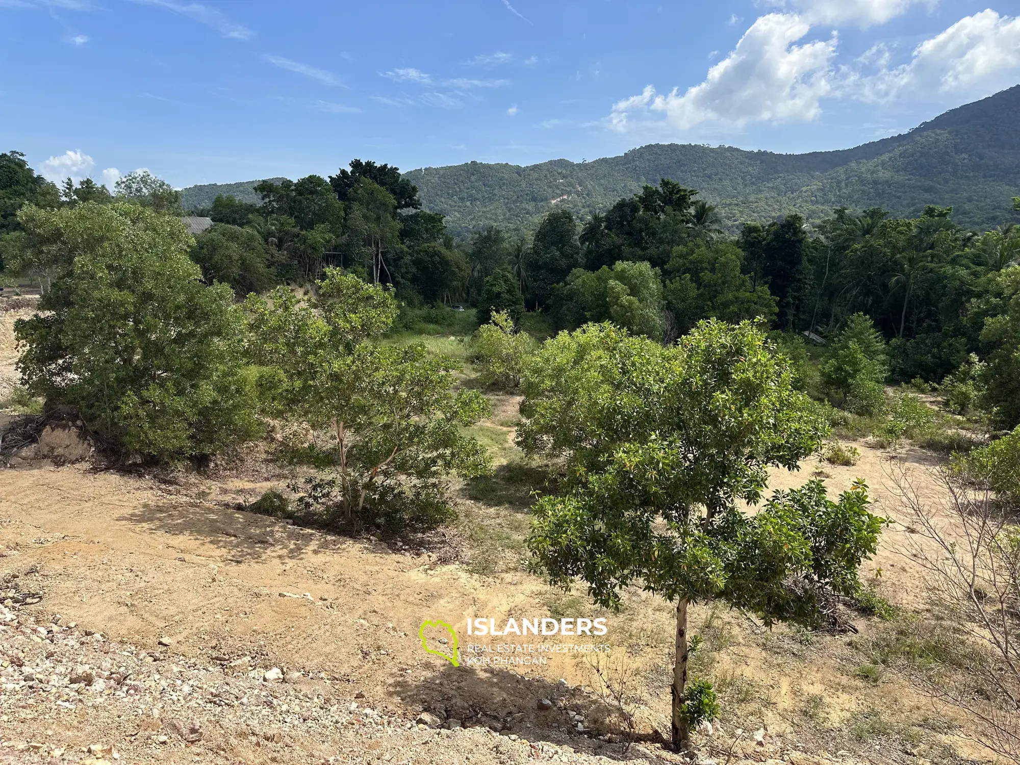 Terrain plat avec vue imprenable sur les montagnes sur Chalock Ban Kao