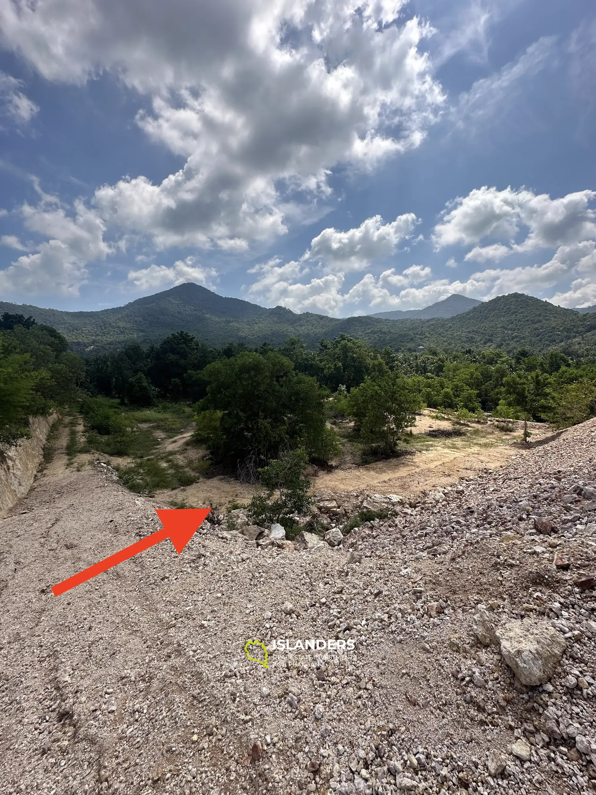 Flaches Land mit herrlichem Bergblick auf Chalock Ban Kao