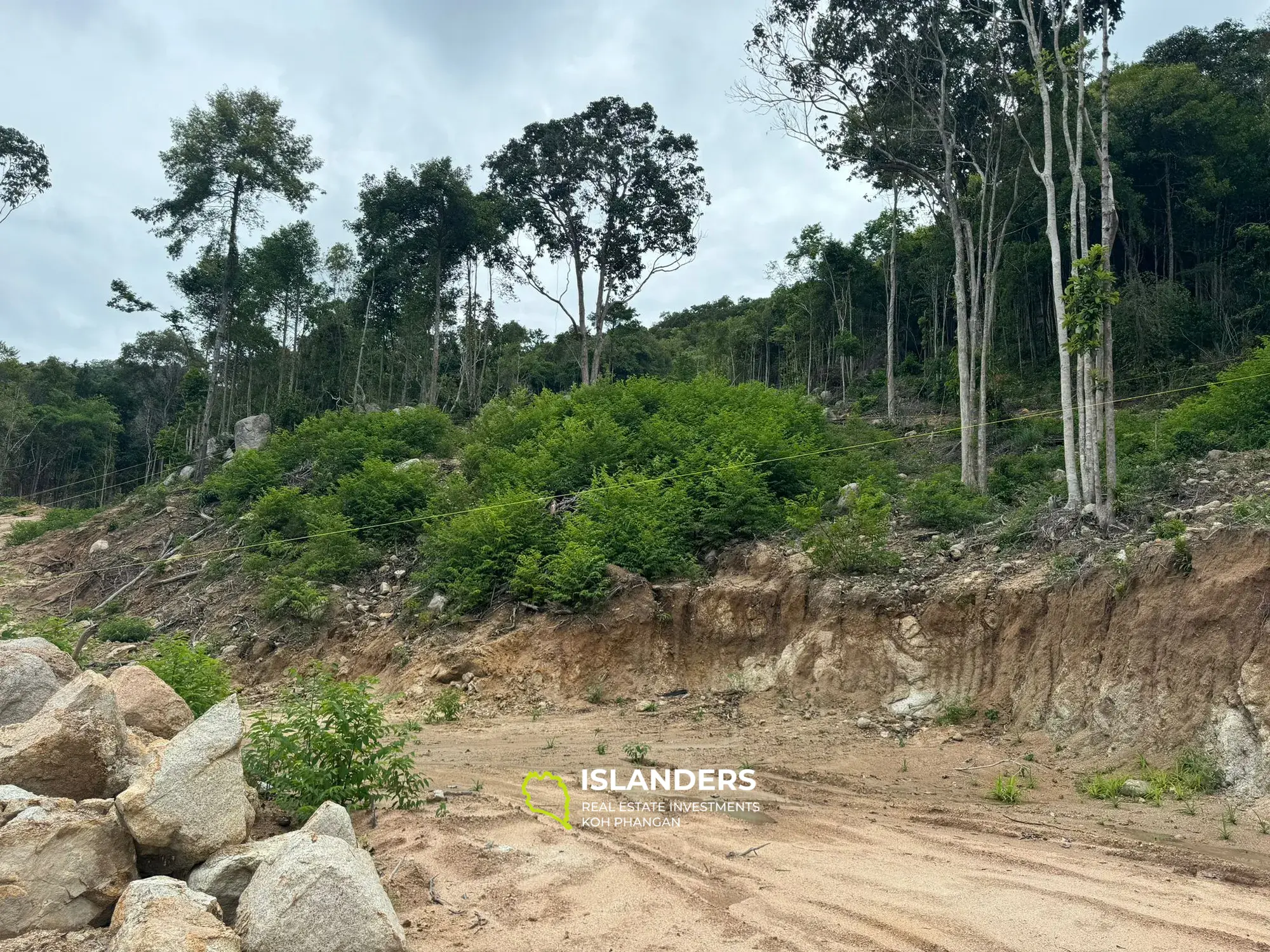 Terrain moitié vue montagne et moitié vue mer pour votre bon projet 