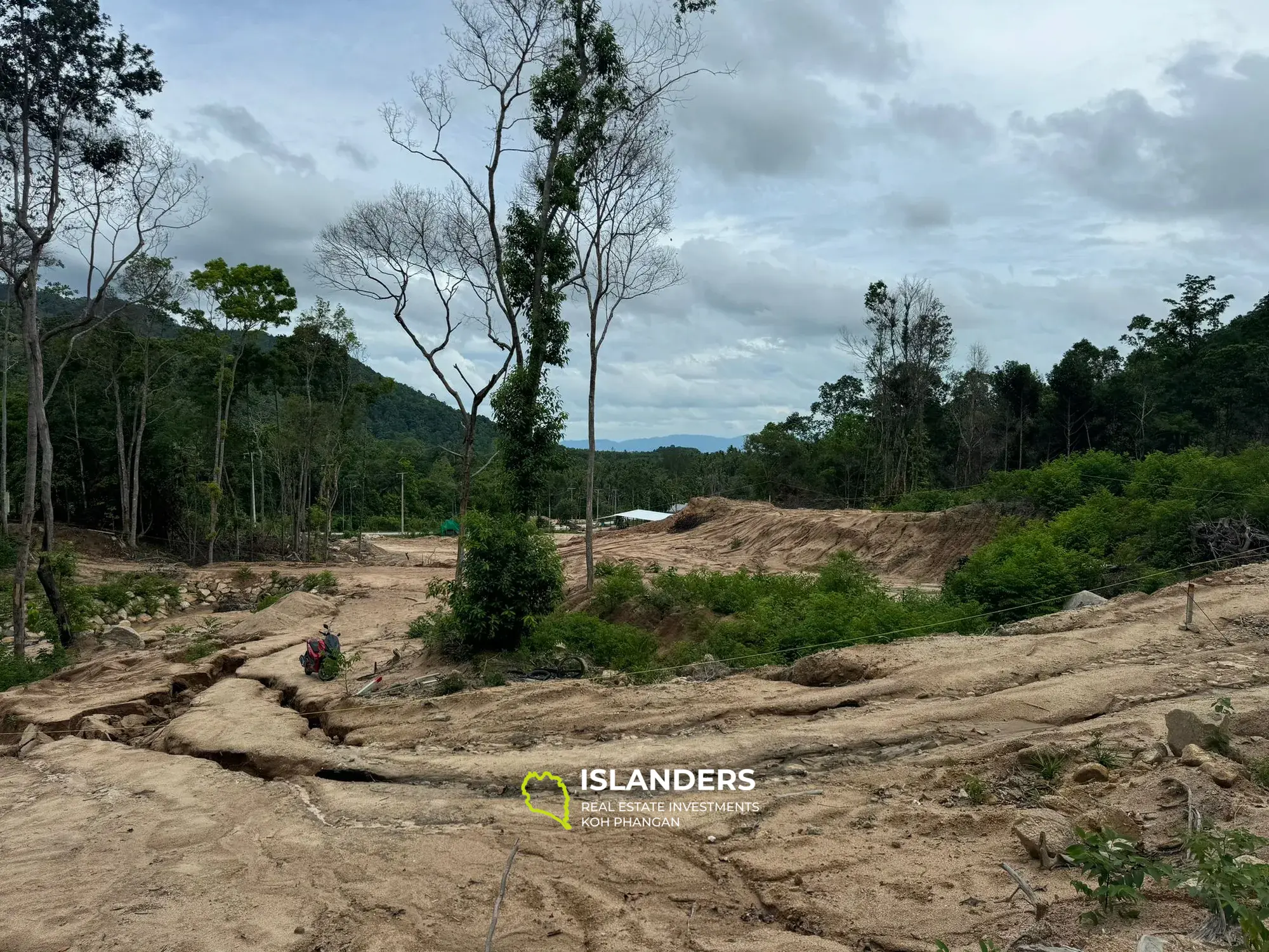 Terrain moitié vue montagne et moitié vue mer pour votre bon projet 