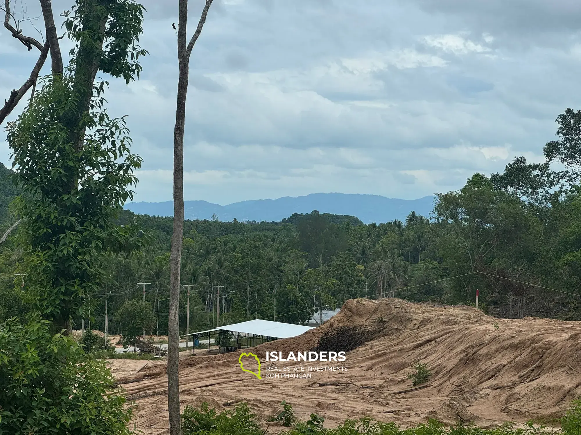 Terrain moitié vue montagne et moitié vue mer pour votre bon projet 