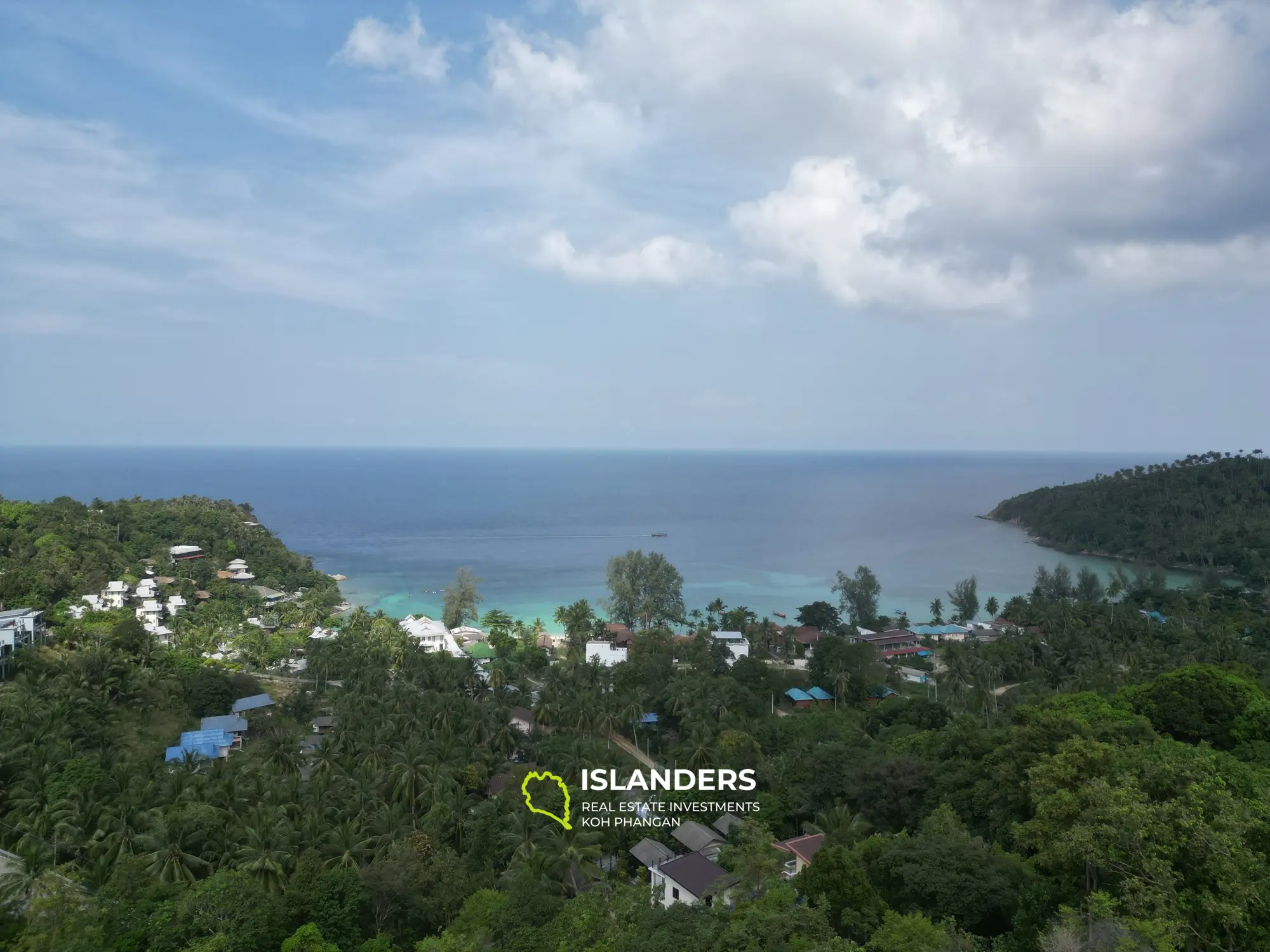 Beau terrain avec vue sur la mer à côté de la route principale  