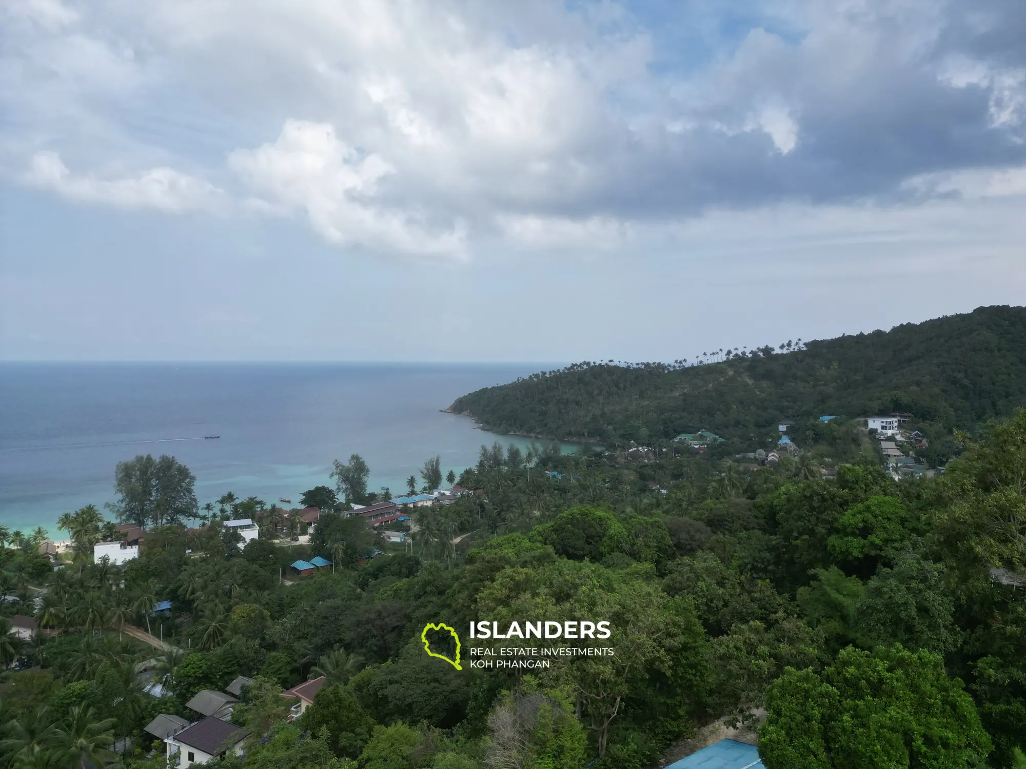 Beau terrain avec vue sur la mer à côté de la route principale  