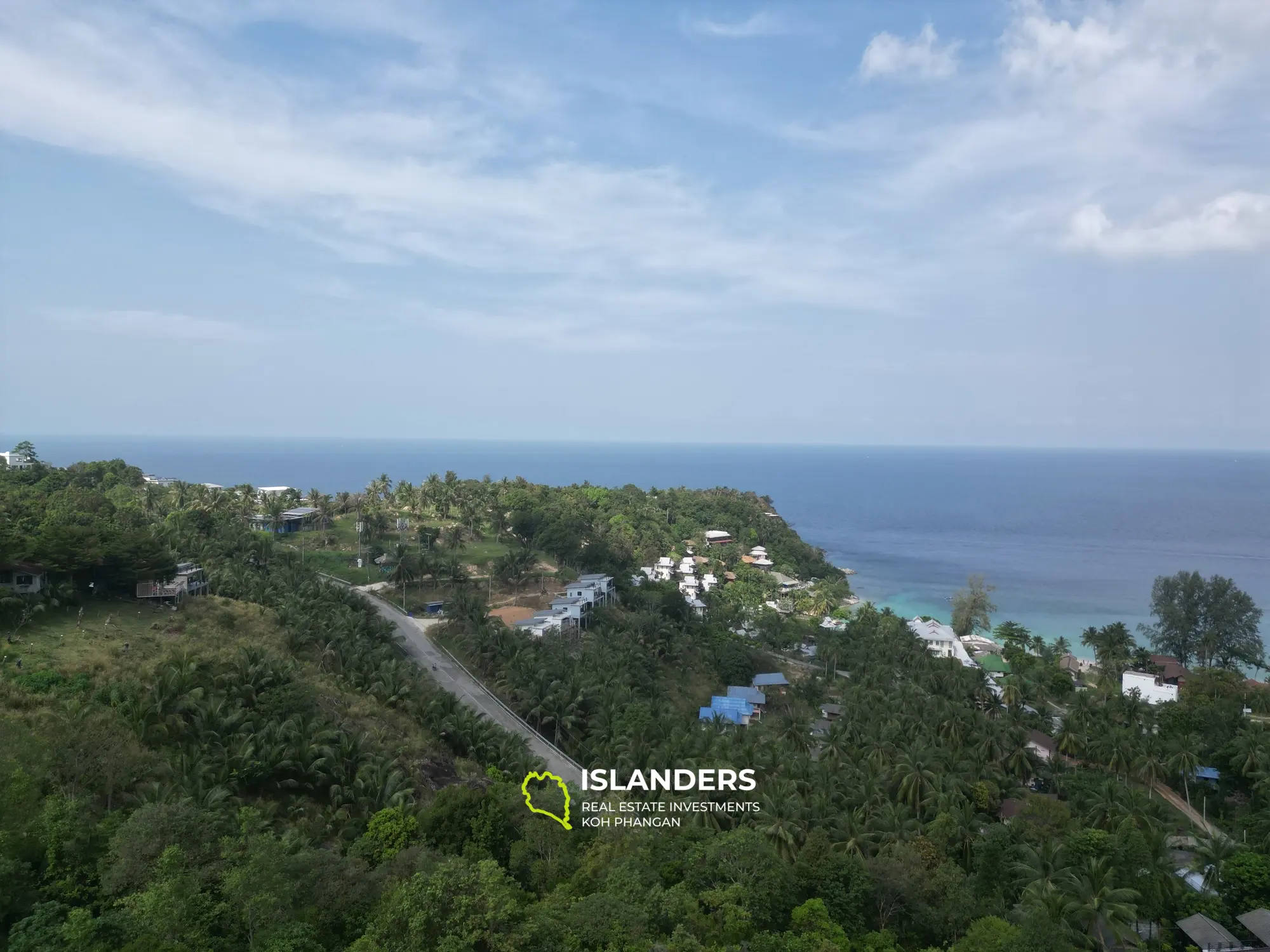 Beau terrain avec vue sur la mer à côté de la route principale  