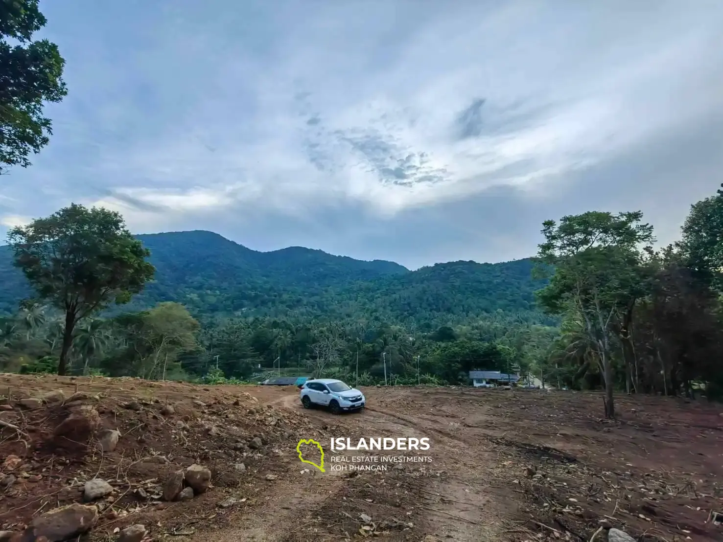 Land next to main road in Chaloklum  