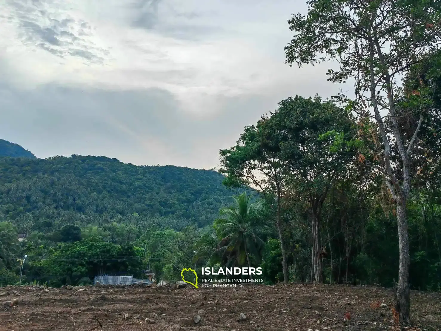 Land next to main road in Chaloklum  